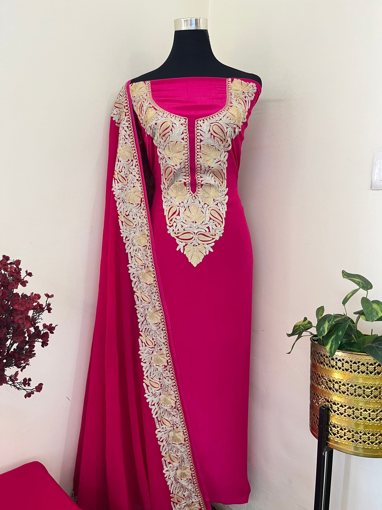 Hot pink Kalaa’Crape Kashmiri Suit