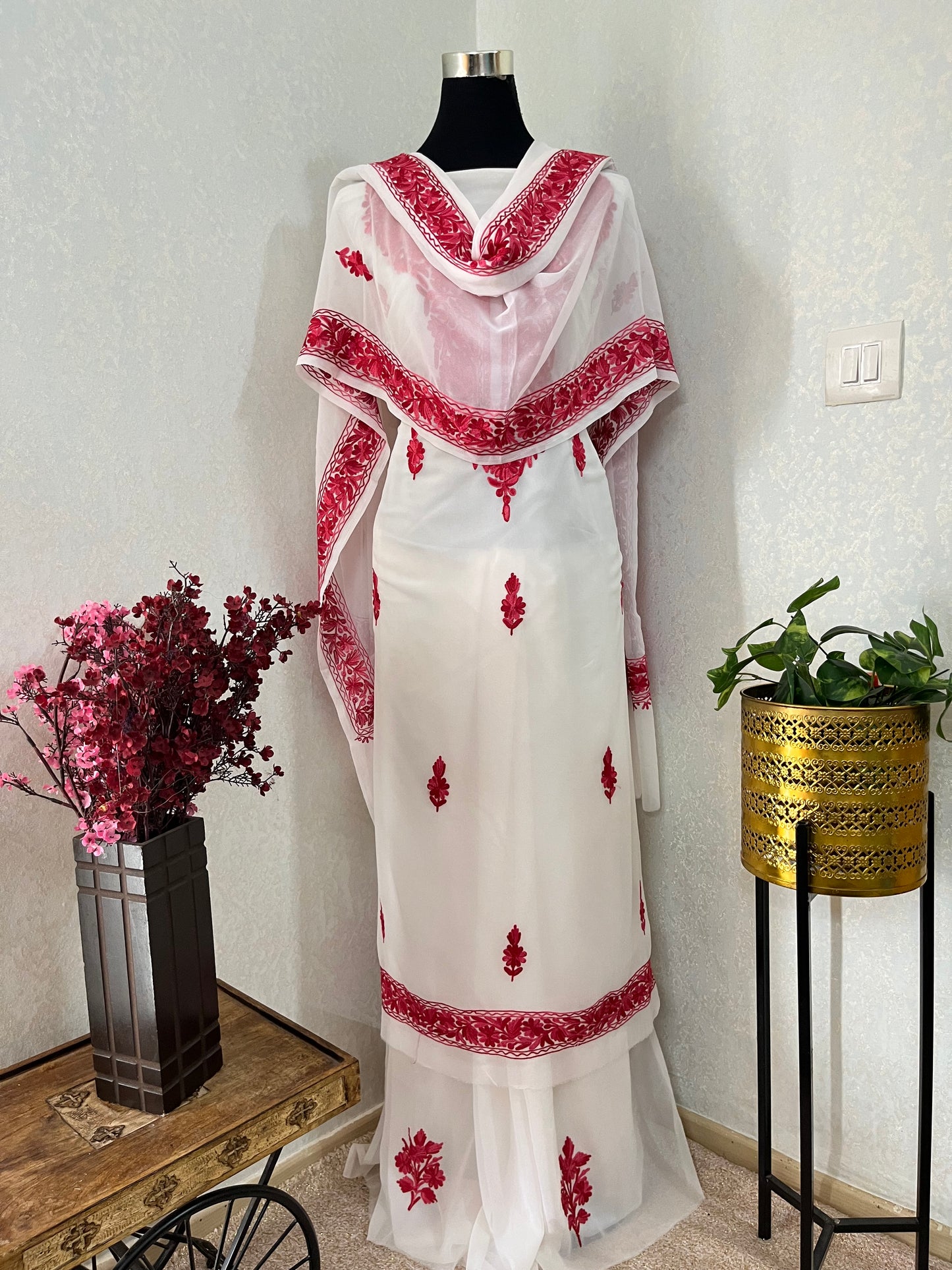 Off white Georgette 3pc Kashmiri Suit