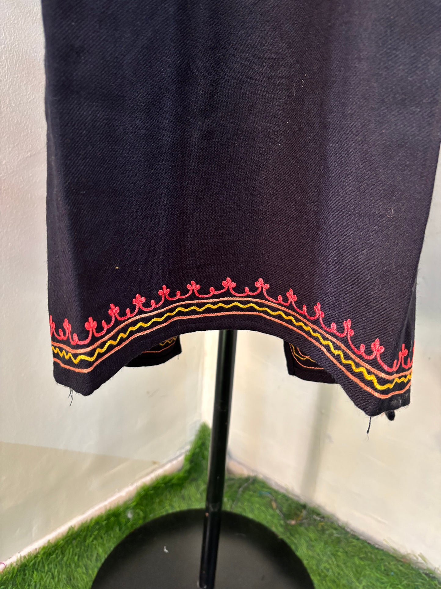 Black Aari Embroidered Wool Pheran