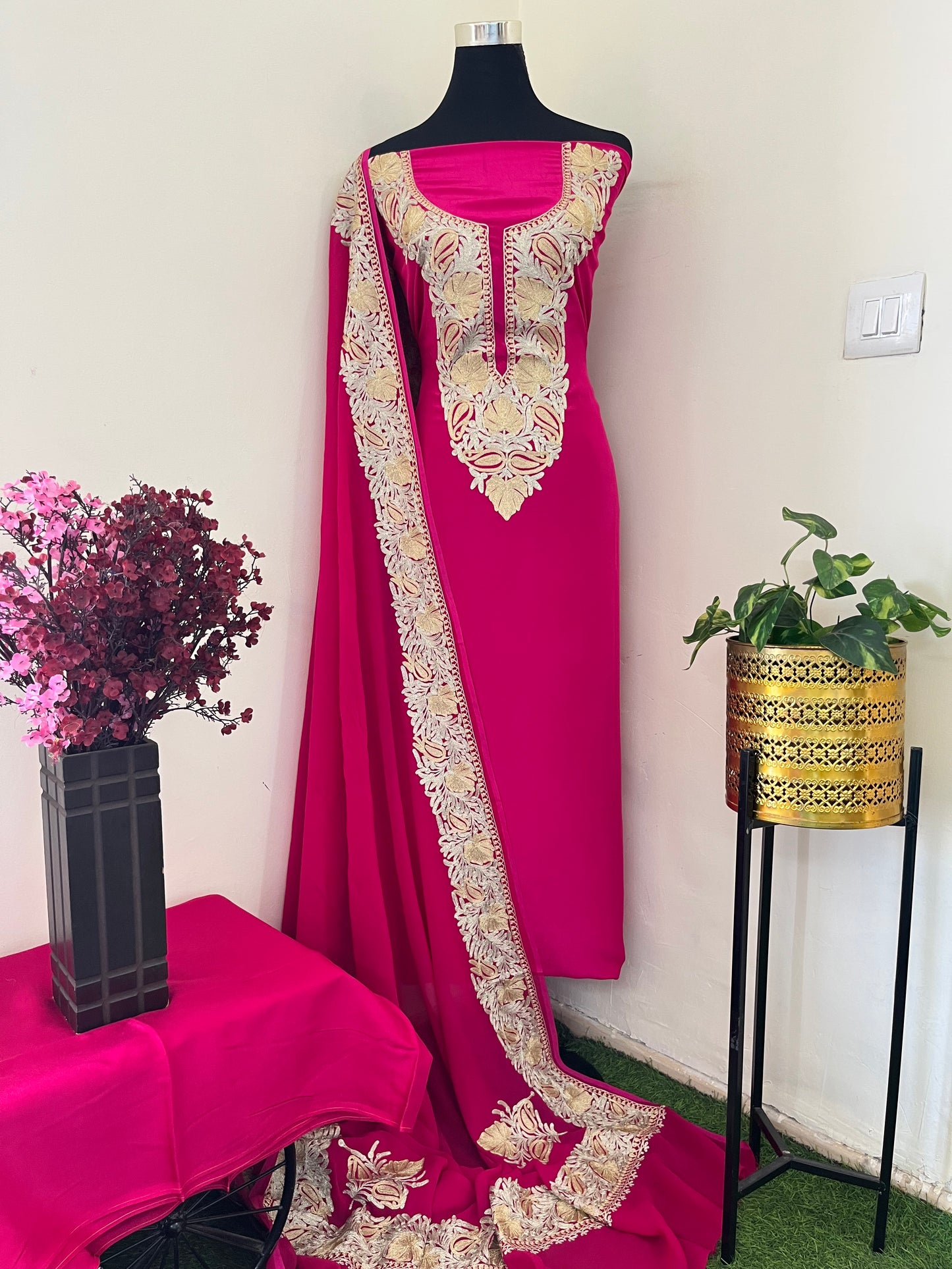 Hot pink Kalaa’Crape Kashmiri Suit