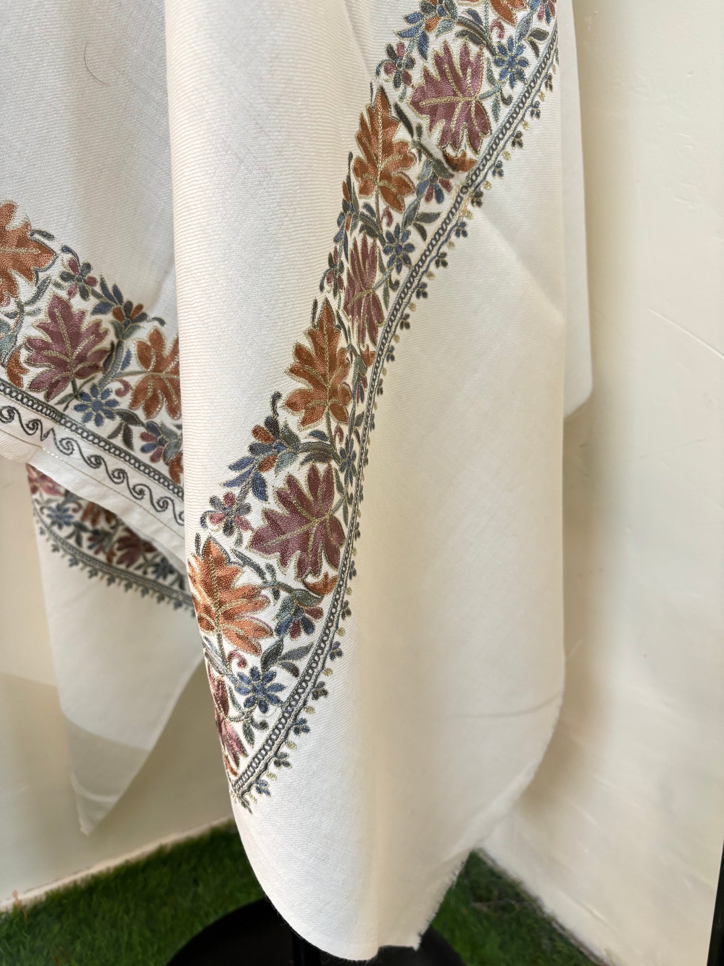 Cream Chinaar Border Kashmiri Stole