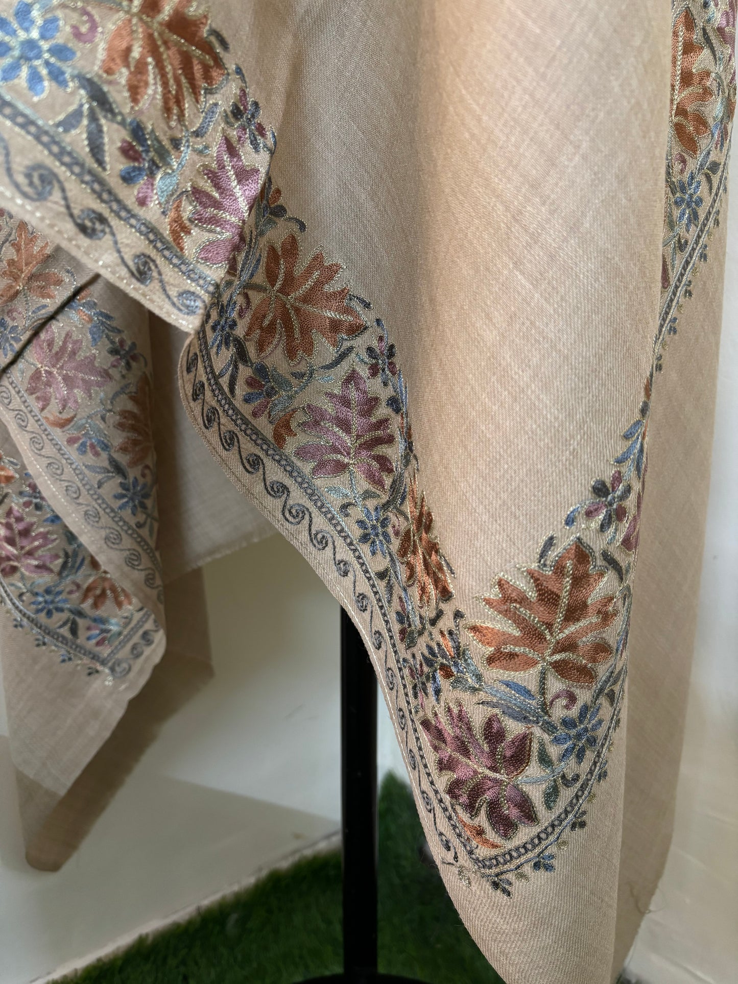 Beige Chinaar Border Kashmiri Stole