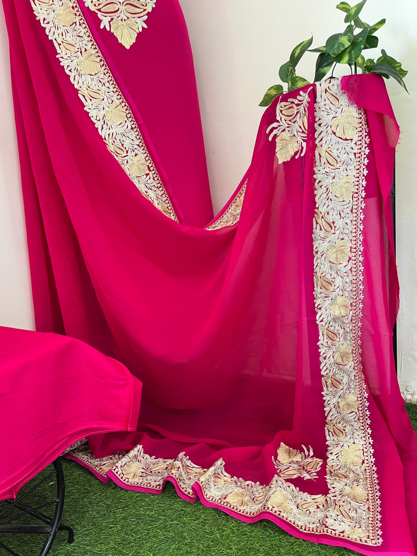 Hot pink Kalaa’Crape Kashmiri Suit
