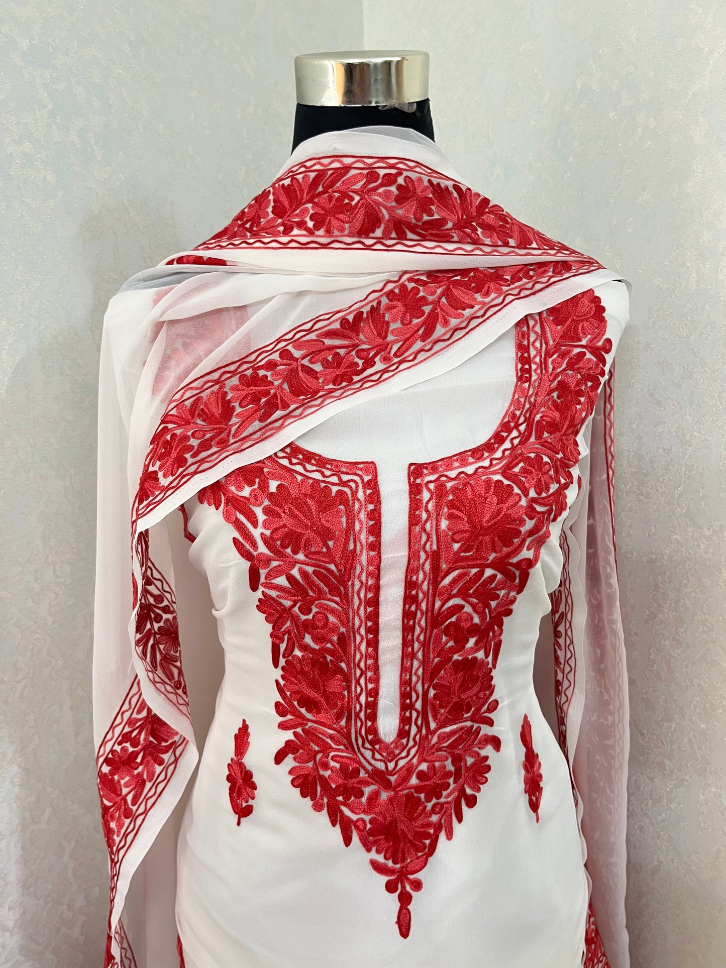 Off white Georgette 3pc Kashmiri Suit
