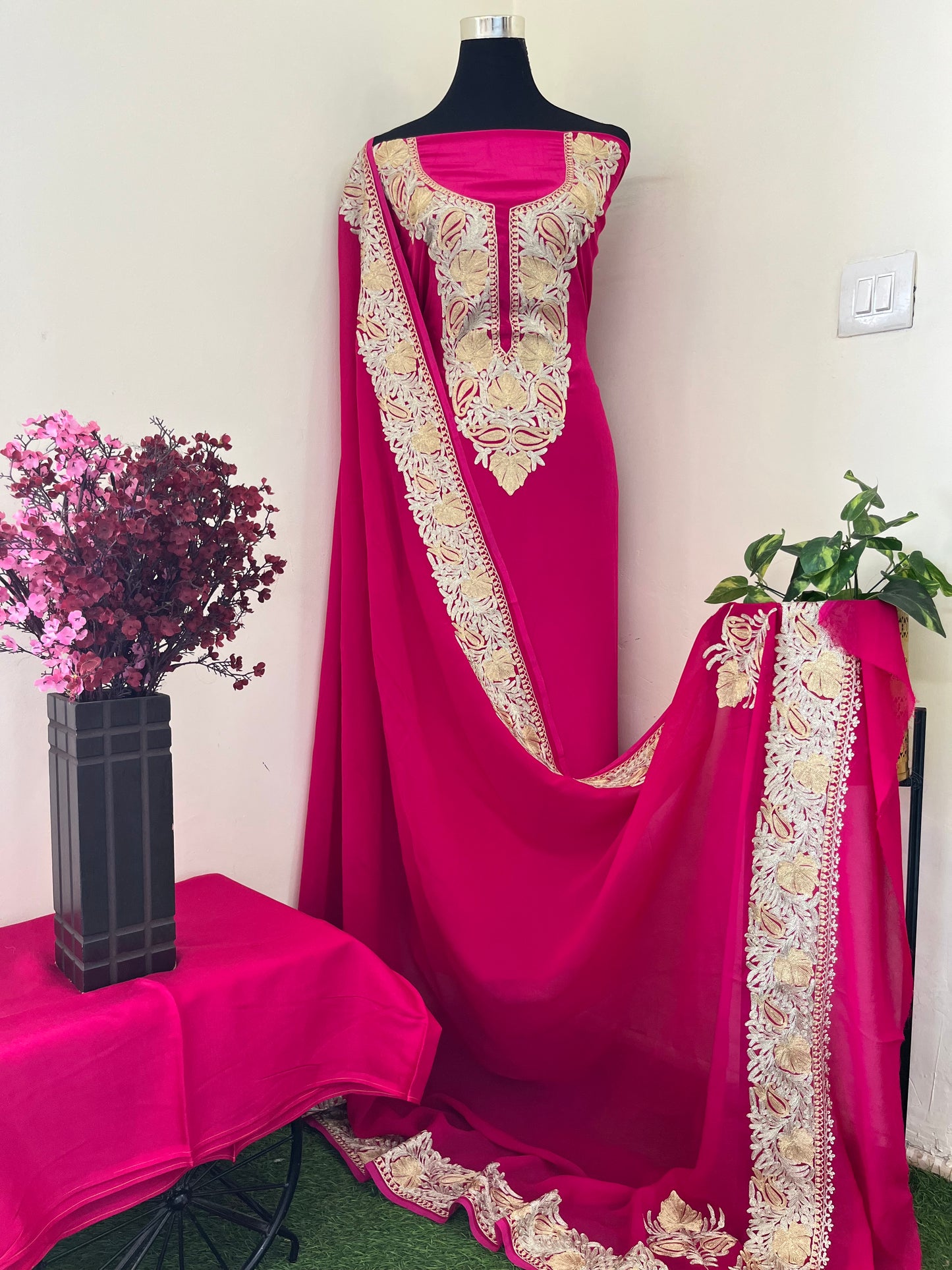 Hot pink Kalaa’Crape Kashmiri Suit