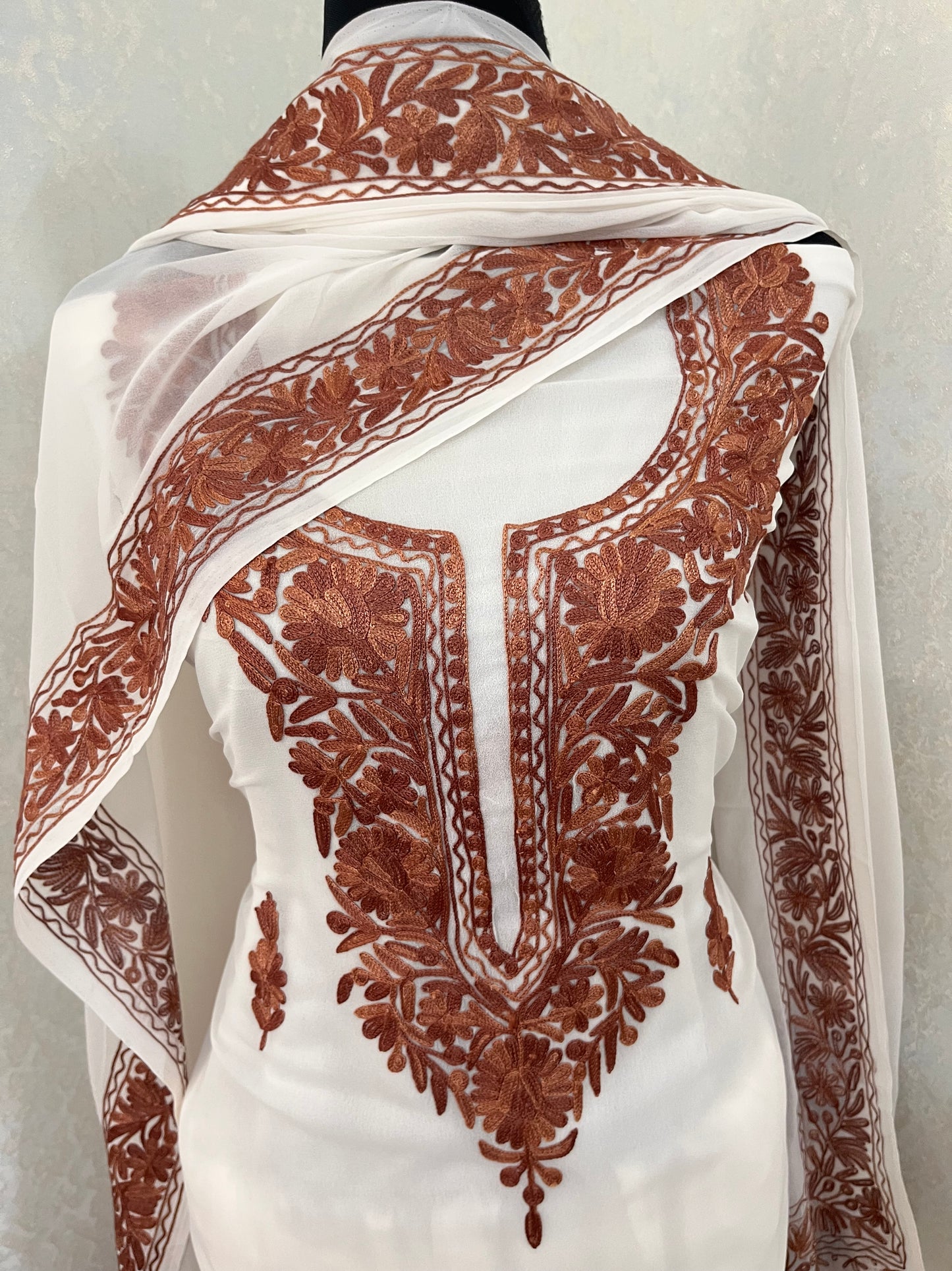 Off white Georgette 3pc Kashmiri Suit