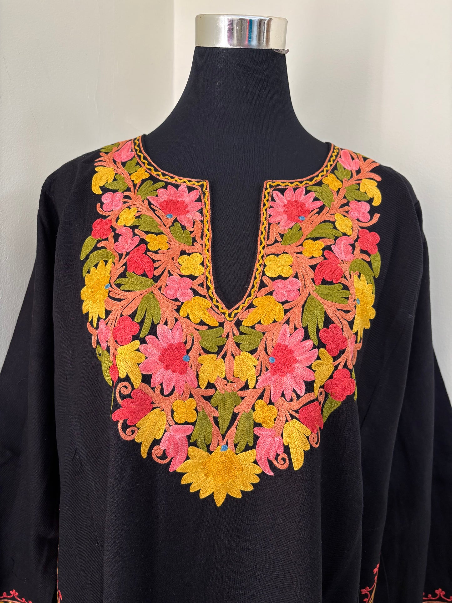Black Aari Embroidered Wool Pheran
