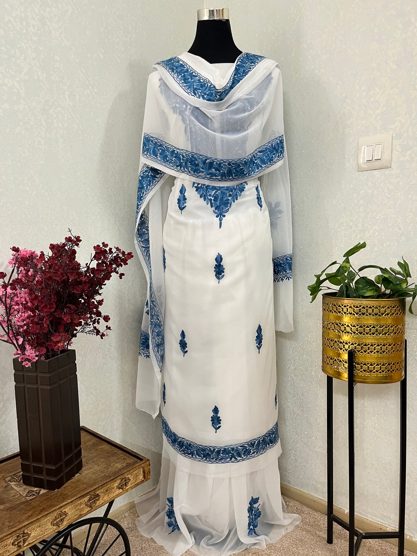 Off white Georgette 3pc Kashmiri Suit