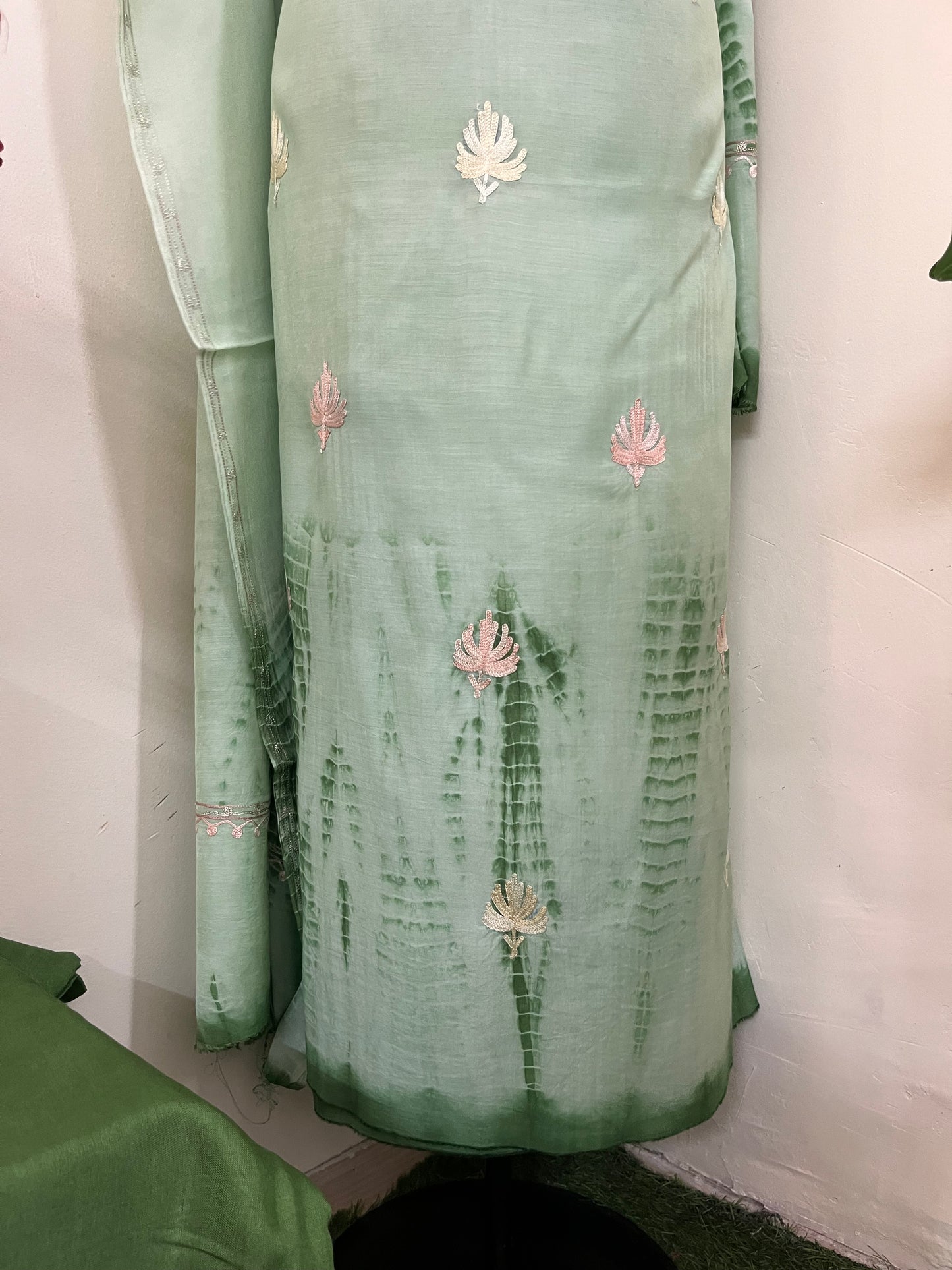 Tea Green Mul Cotton Shibori Work Kashmiri 3pc Suit