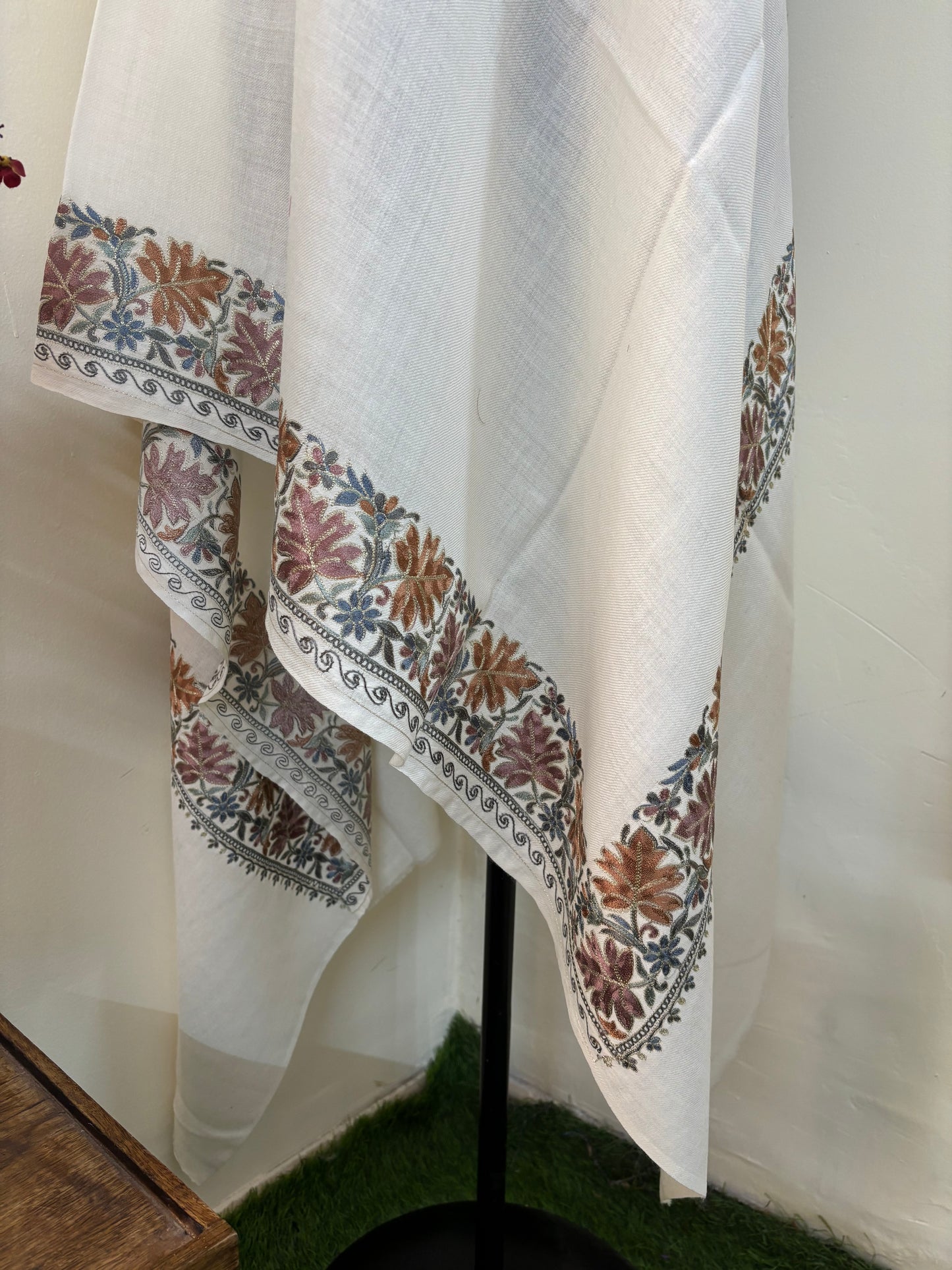 Cream Chinaar Border Kashmiri Stole