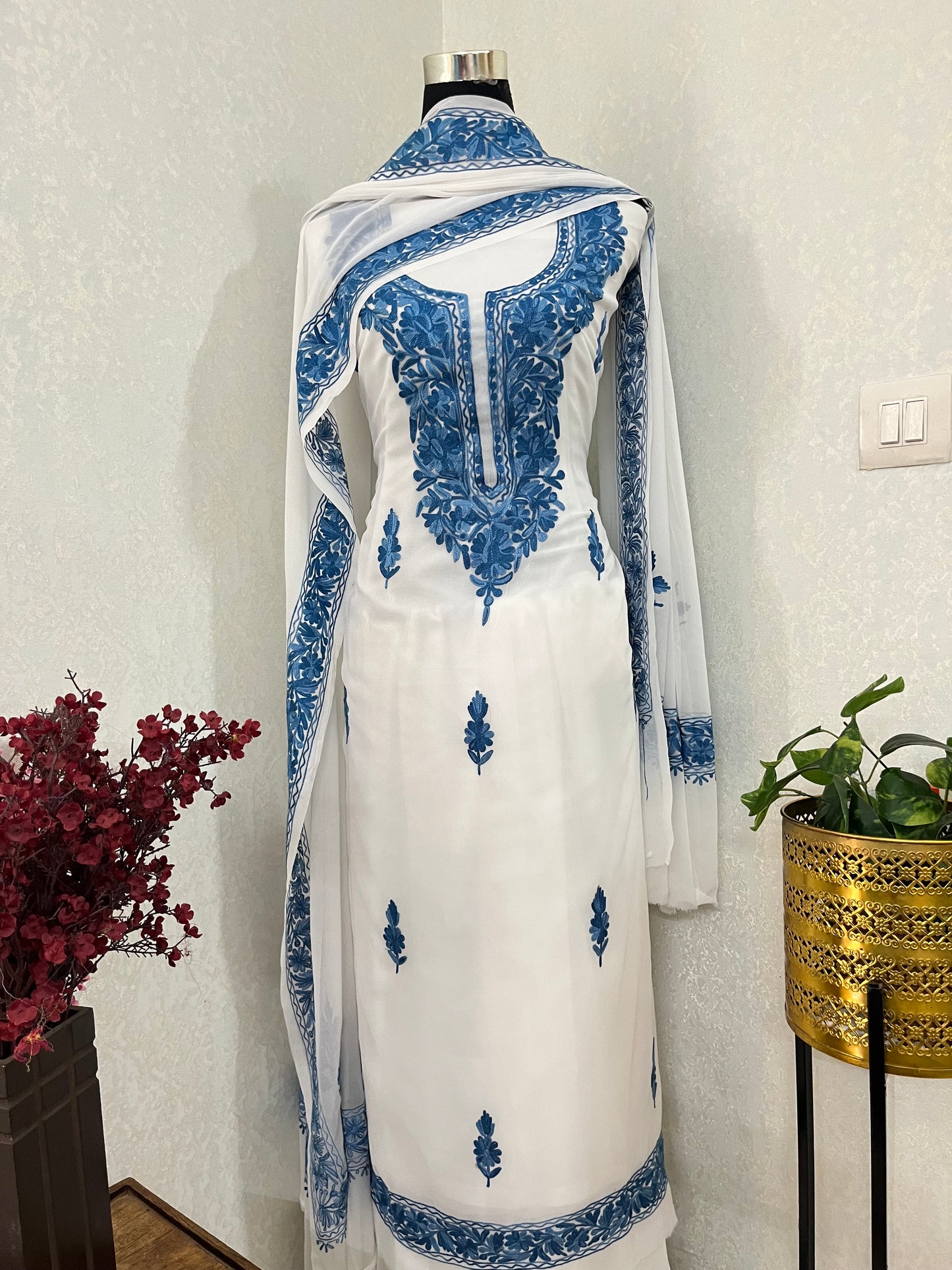 Off white Georgette 3pc Kashmiri Suit