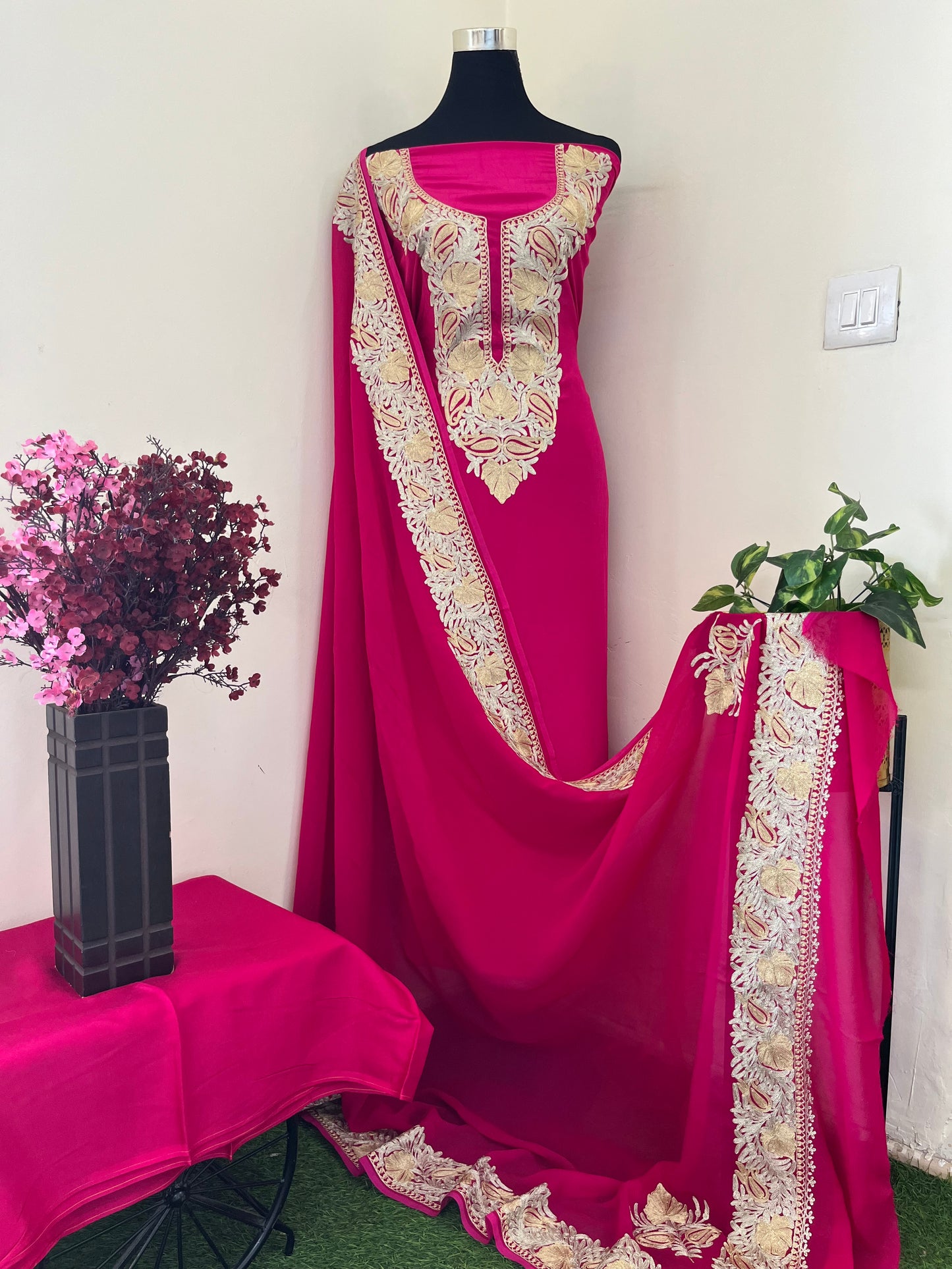 Hot pink Kalaa’Crape Kashmiri Suit