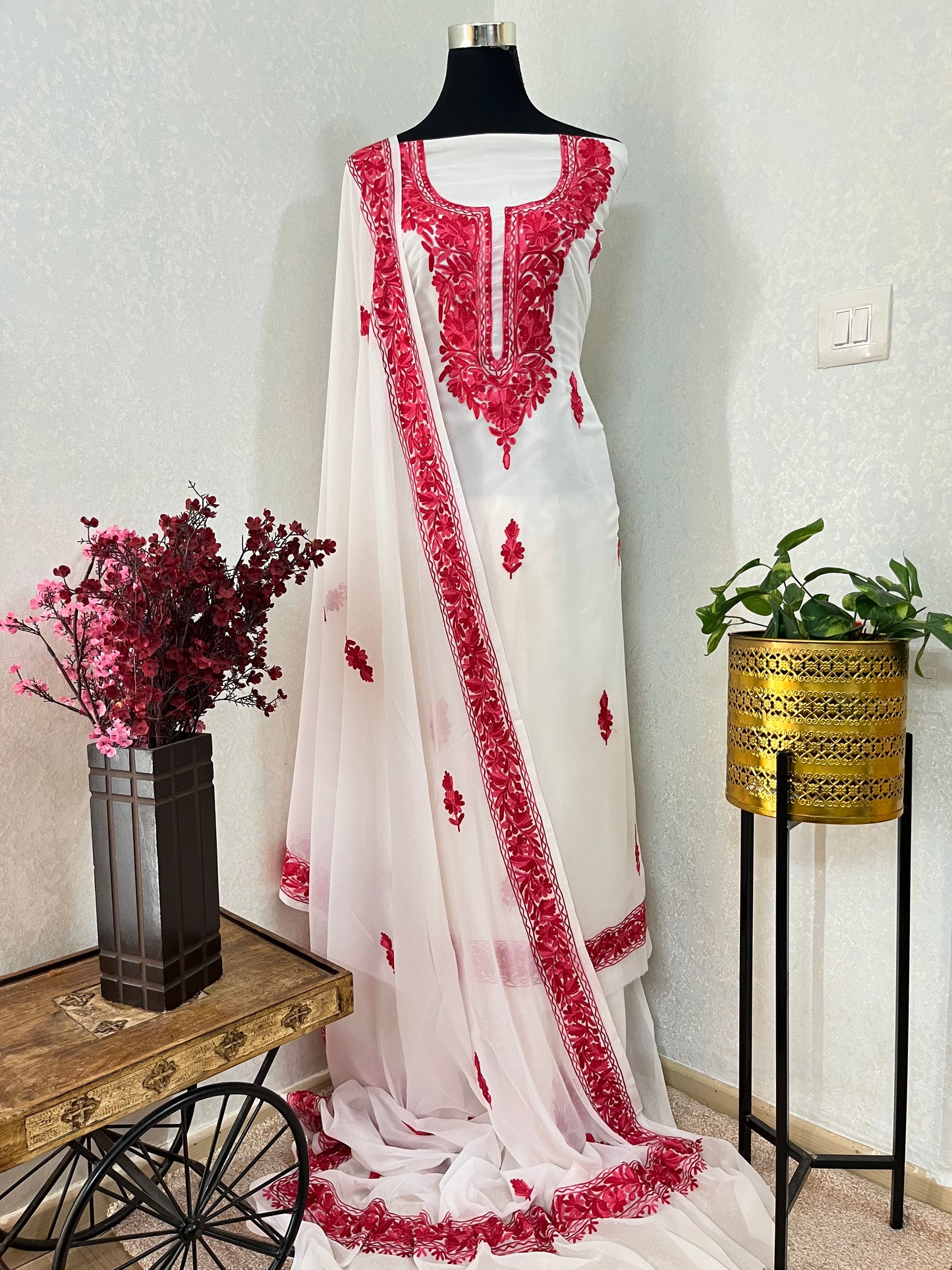 Off white Georgette 3pc Kashmiri Suit