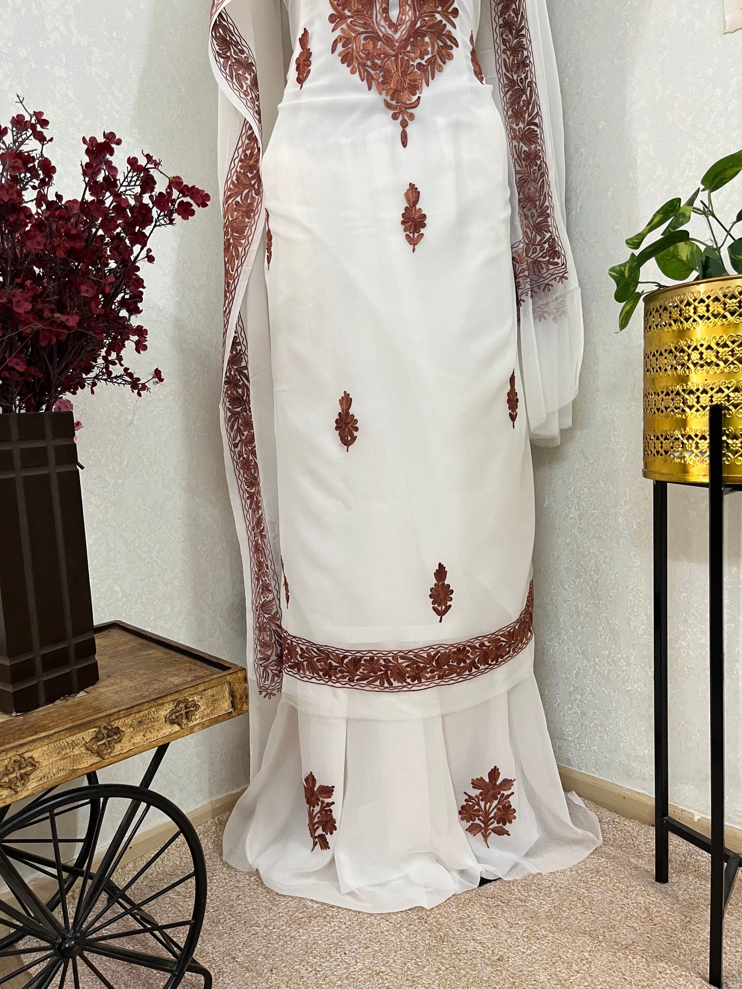 Off white Georgette 3pc Kashmiri Suit