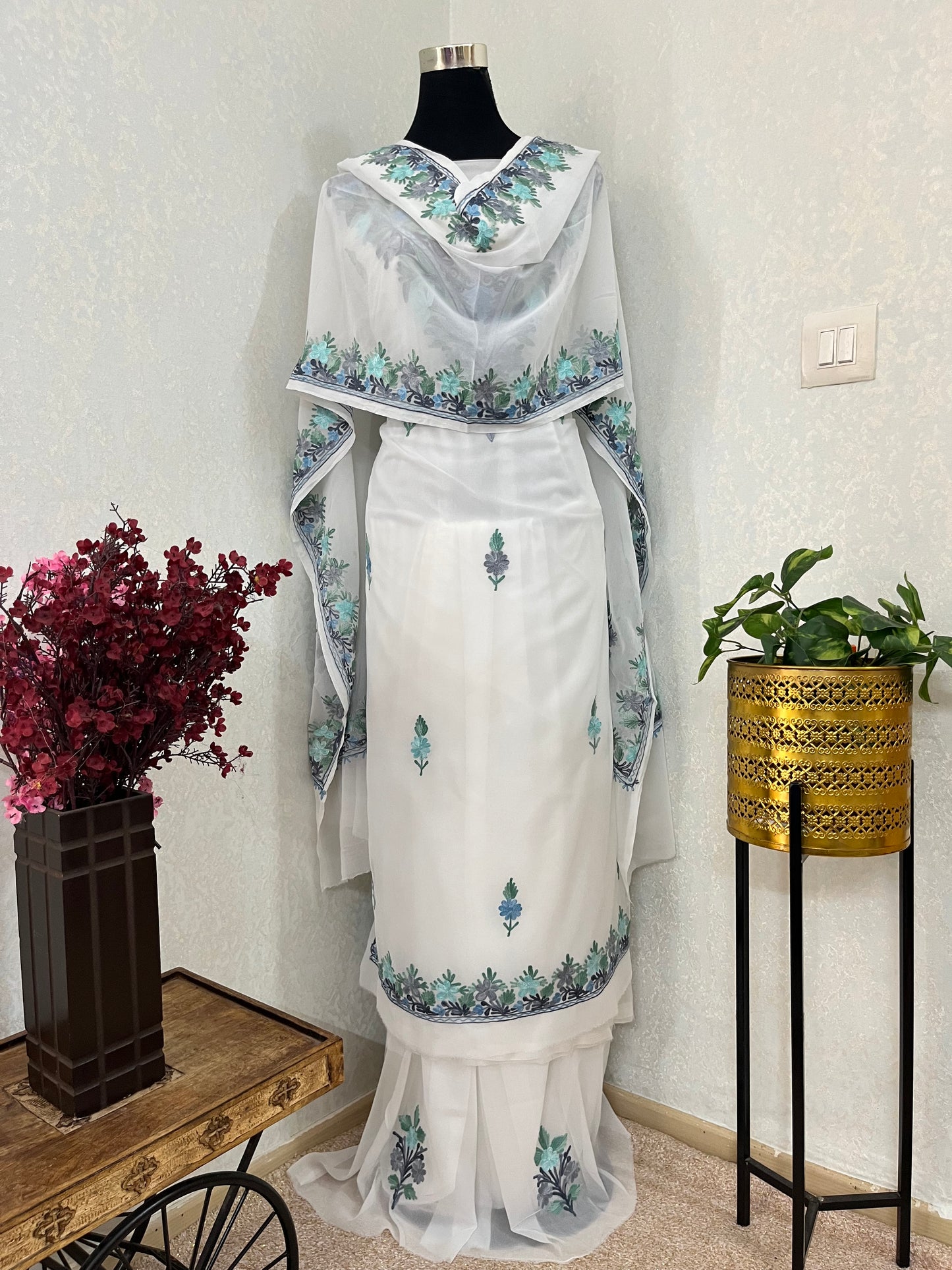 Off white Georgette 3pc Kashmiri Suit
