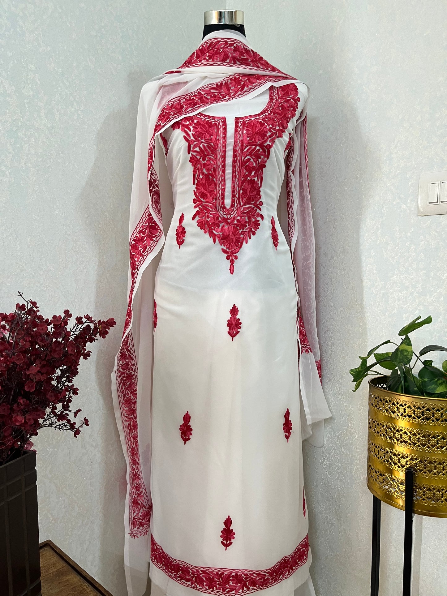 Off white Georgette 3pc Kashmiri Suit