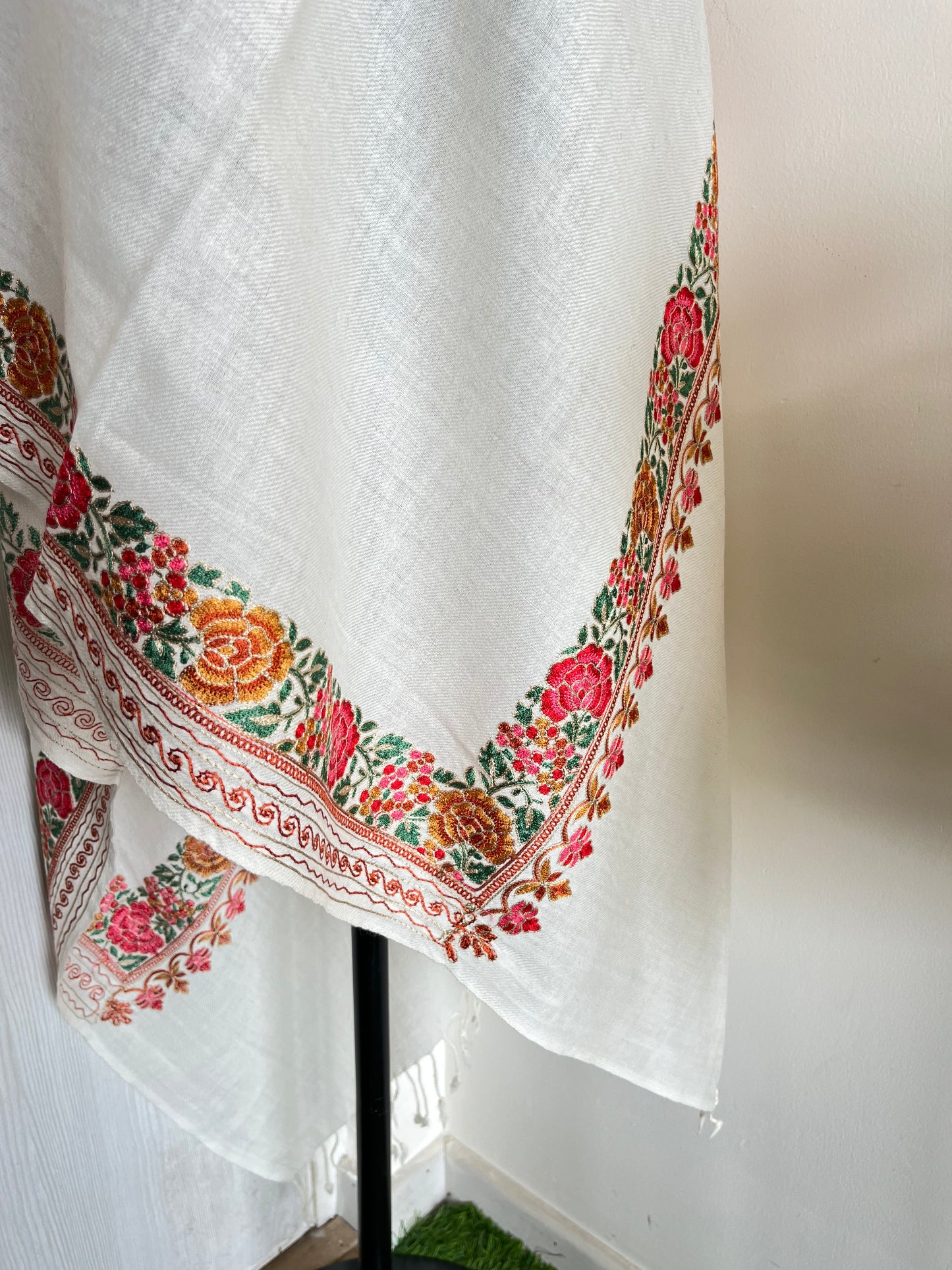 Cream Silk Thread Border Embroidered Fine Semi Pashmina stole