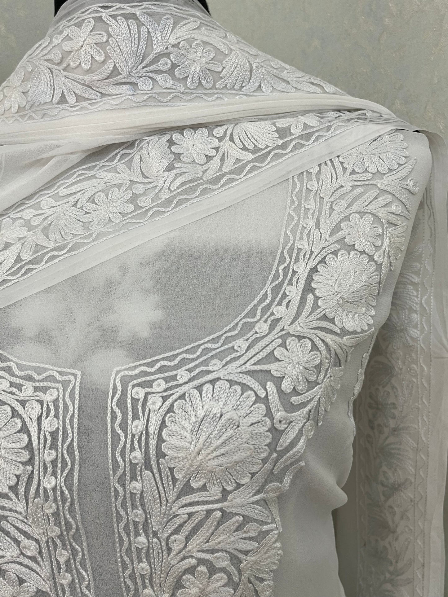 Off white Georgette 3pc Kashmiri Suit