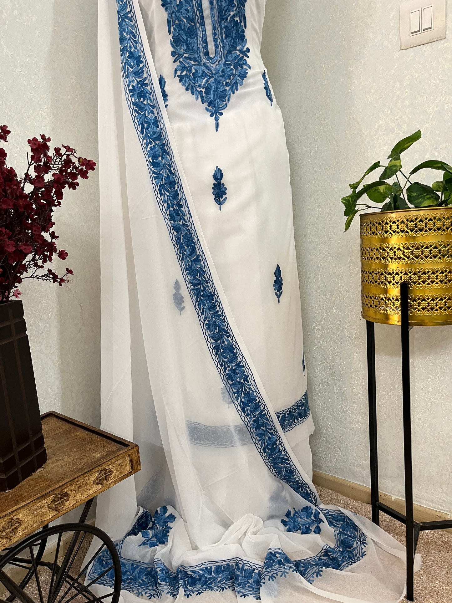 Off white Georgette 3pc Kashmiri Suit