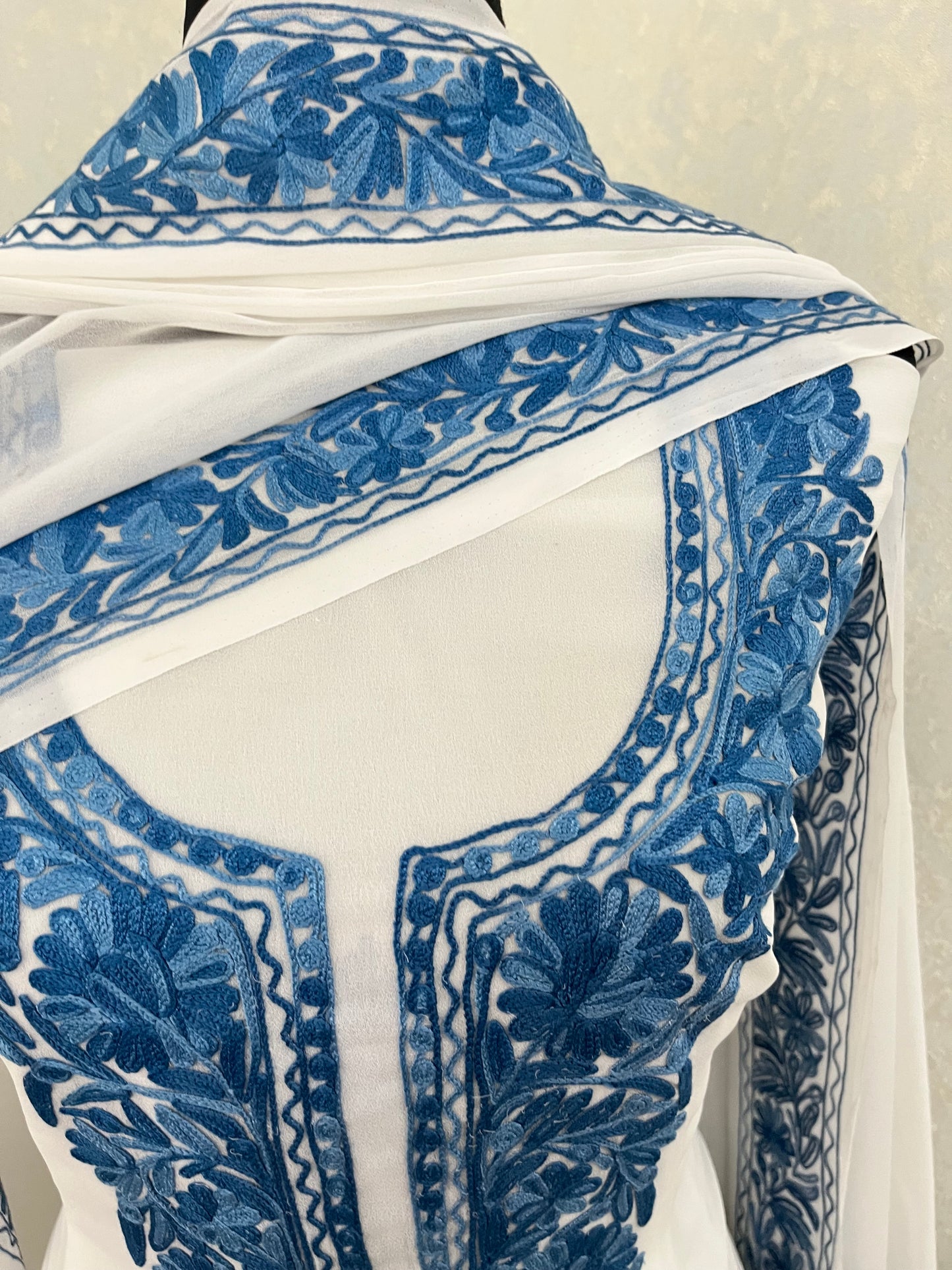 Off white Georgette 3pc Kashmiri Suit