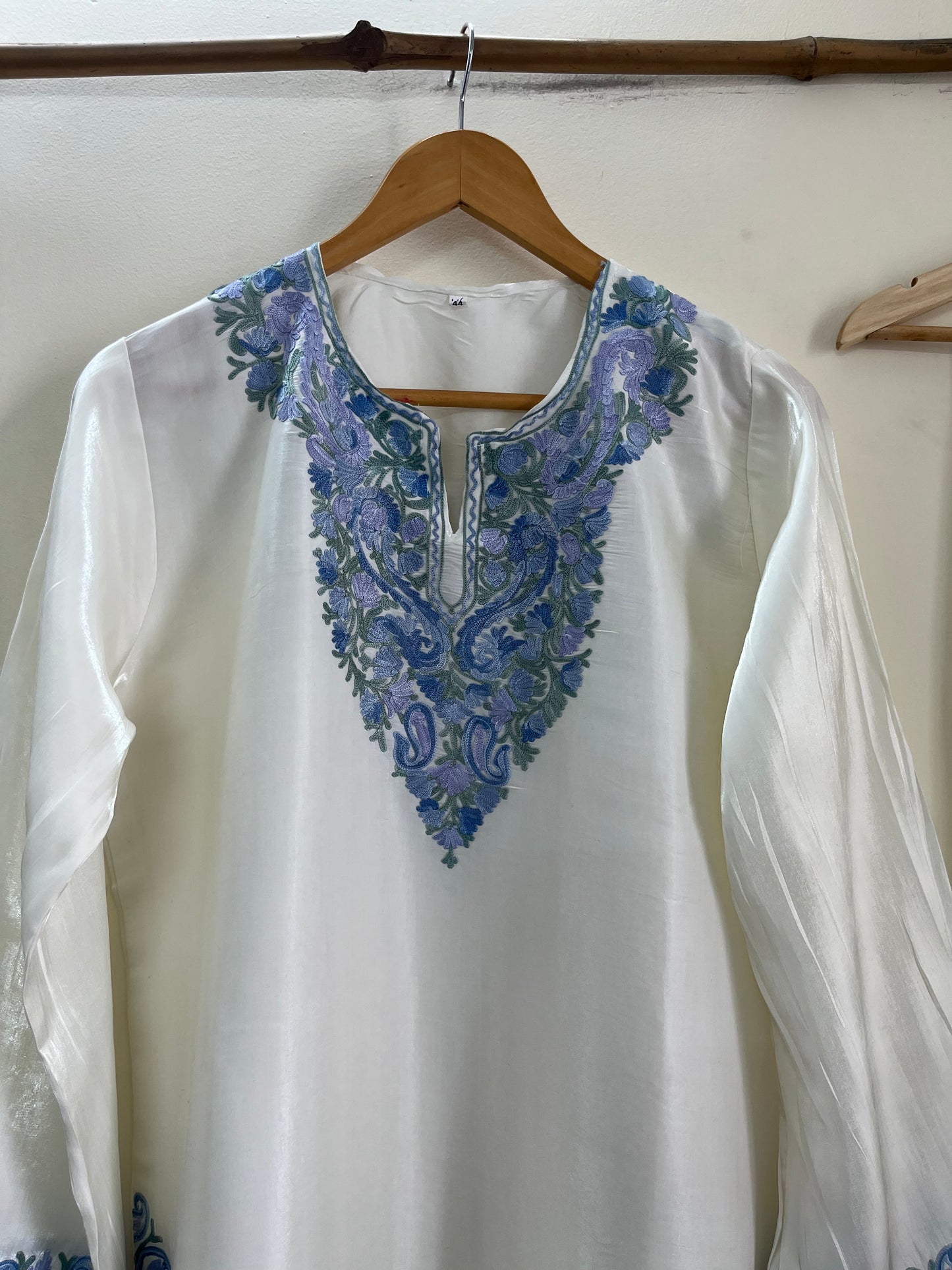 Off White Shimmer Silk Stitched Co-ord Set (Free Size / 45 inches)