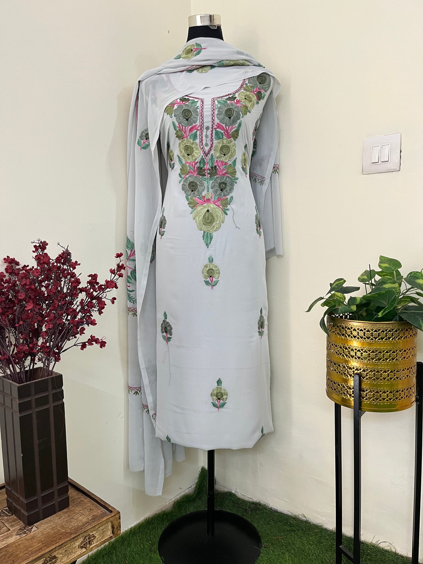 Georgette Off White 3 Pc Aari Embroidered Suit