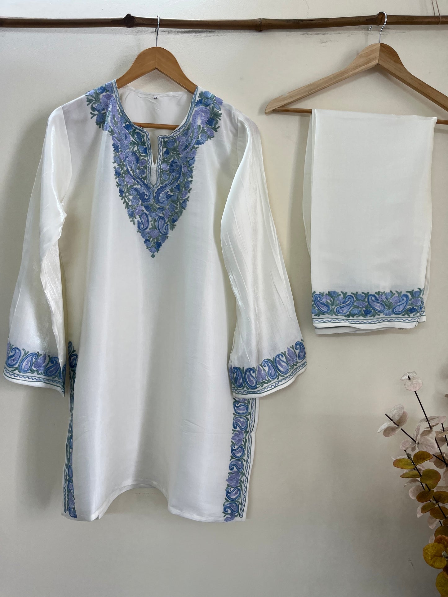 Off White Shimmer Silk Stitched Co-ord Set (Free Size / 45 inches)