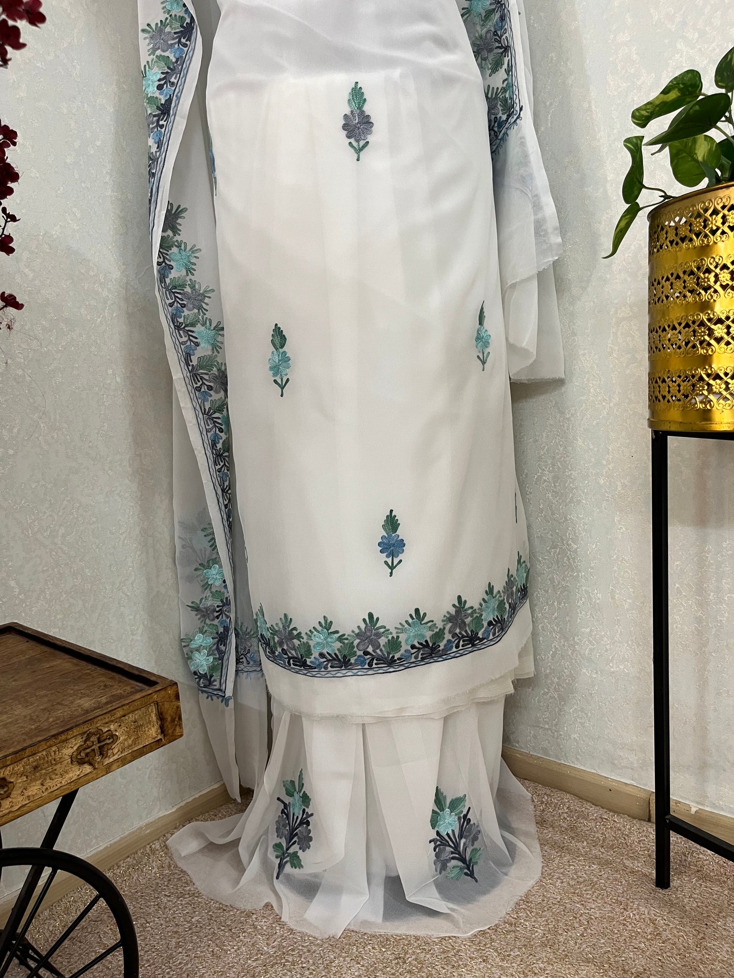 Off white Georgette 3pc Kashmiri Suit