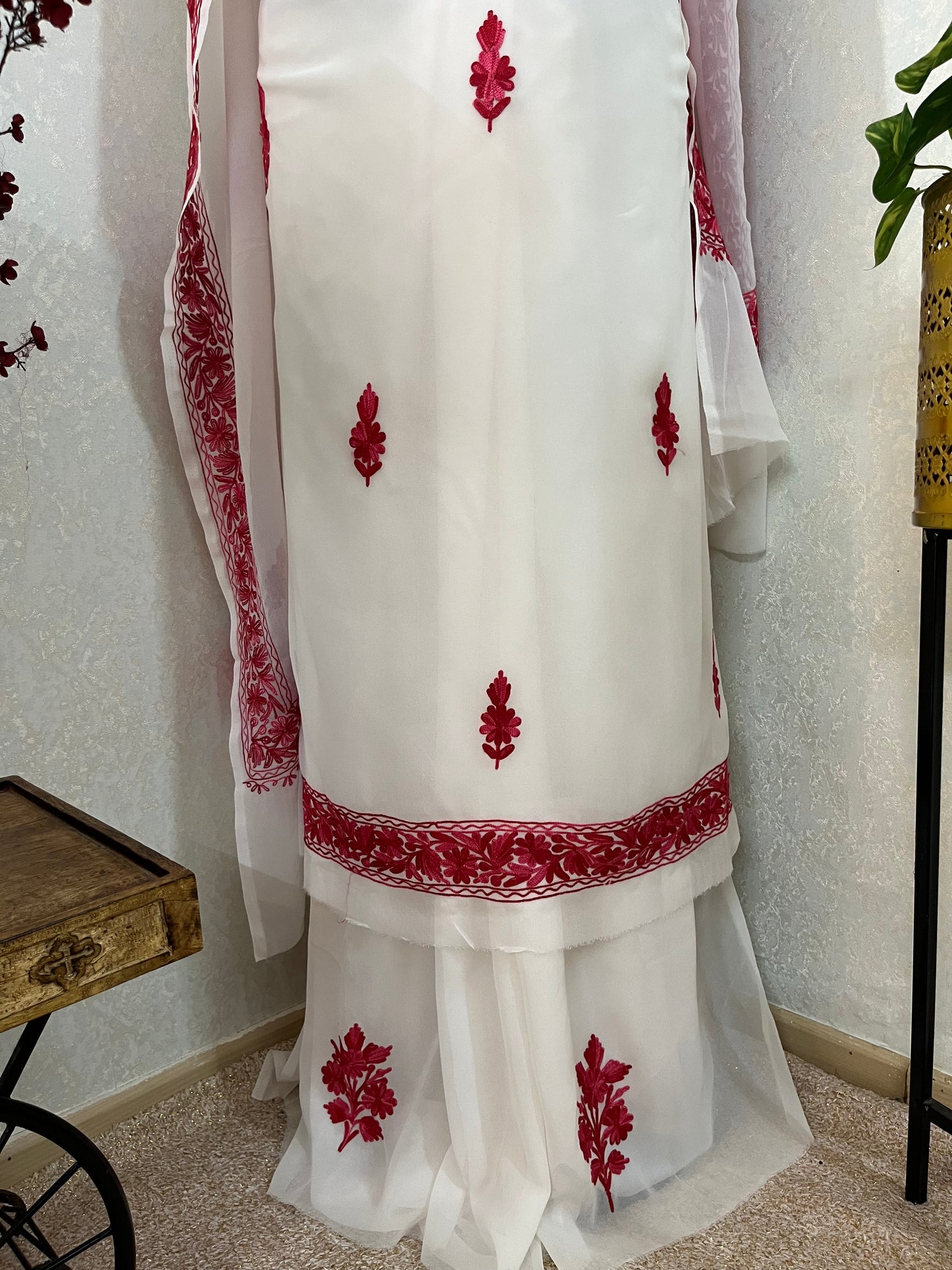 Off white Georgette 3pc Kashmiri Suit