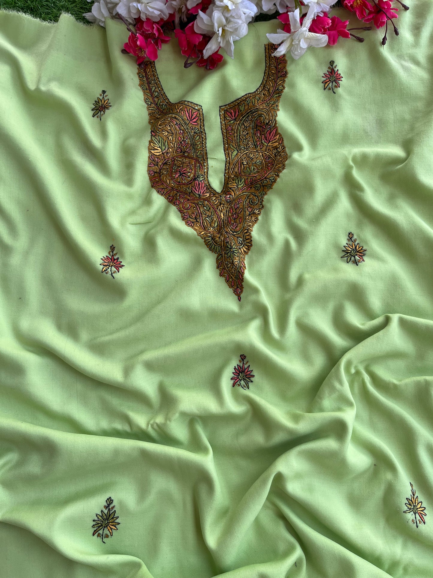 Pista Green Fine Wool Sozni Embroidered 3pc Suit Stole