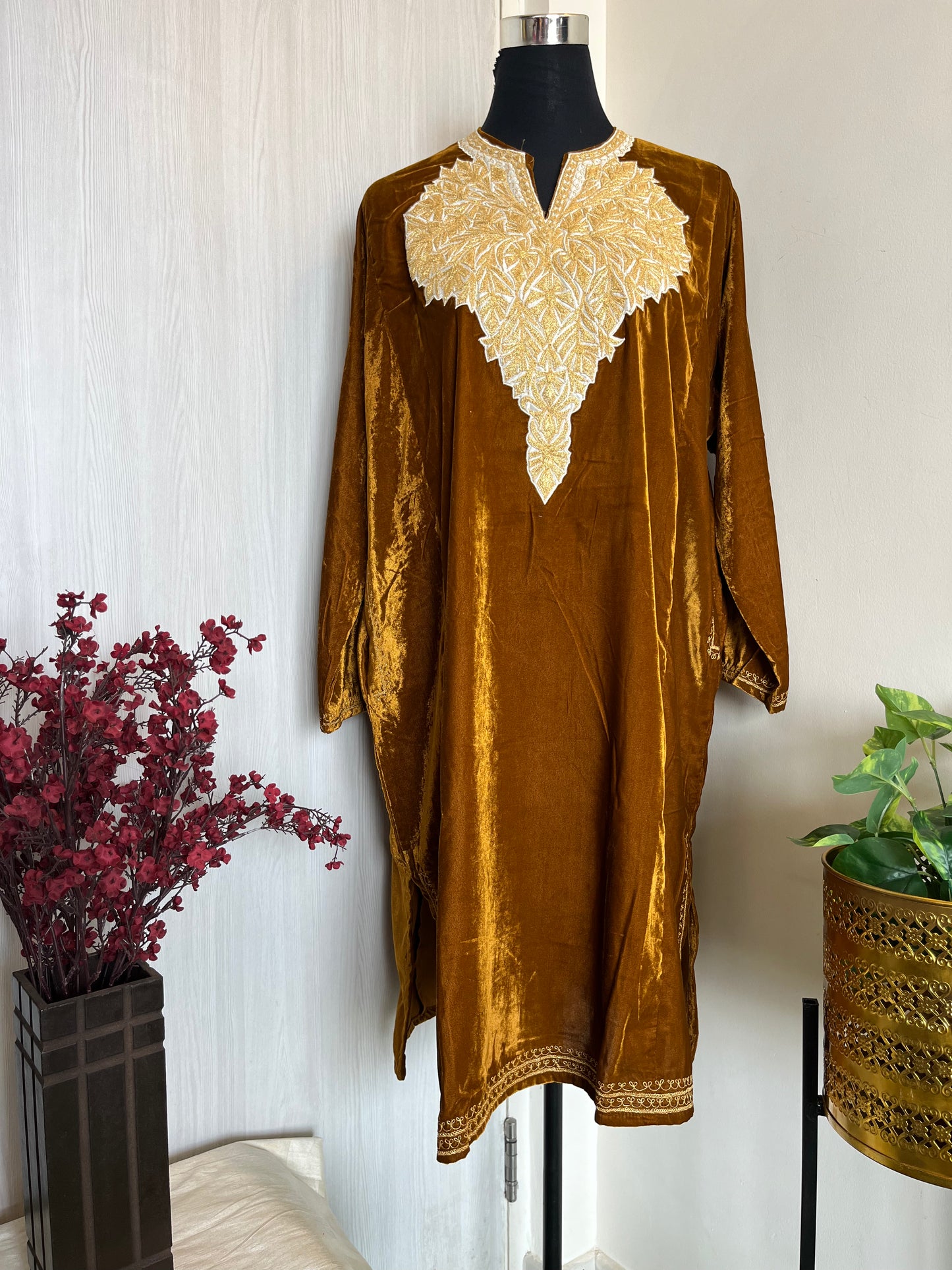 Shabab Tilla Pheran Brown White