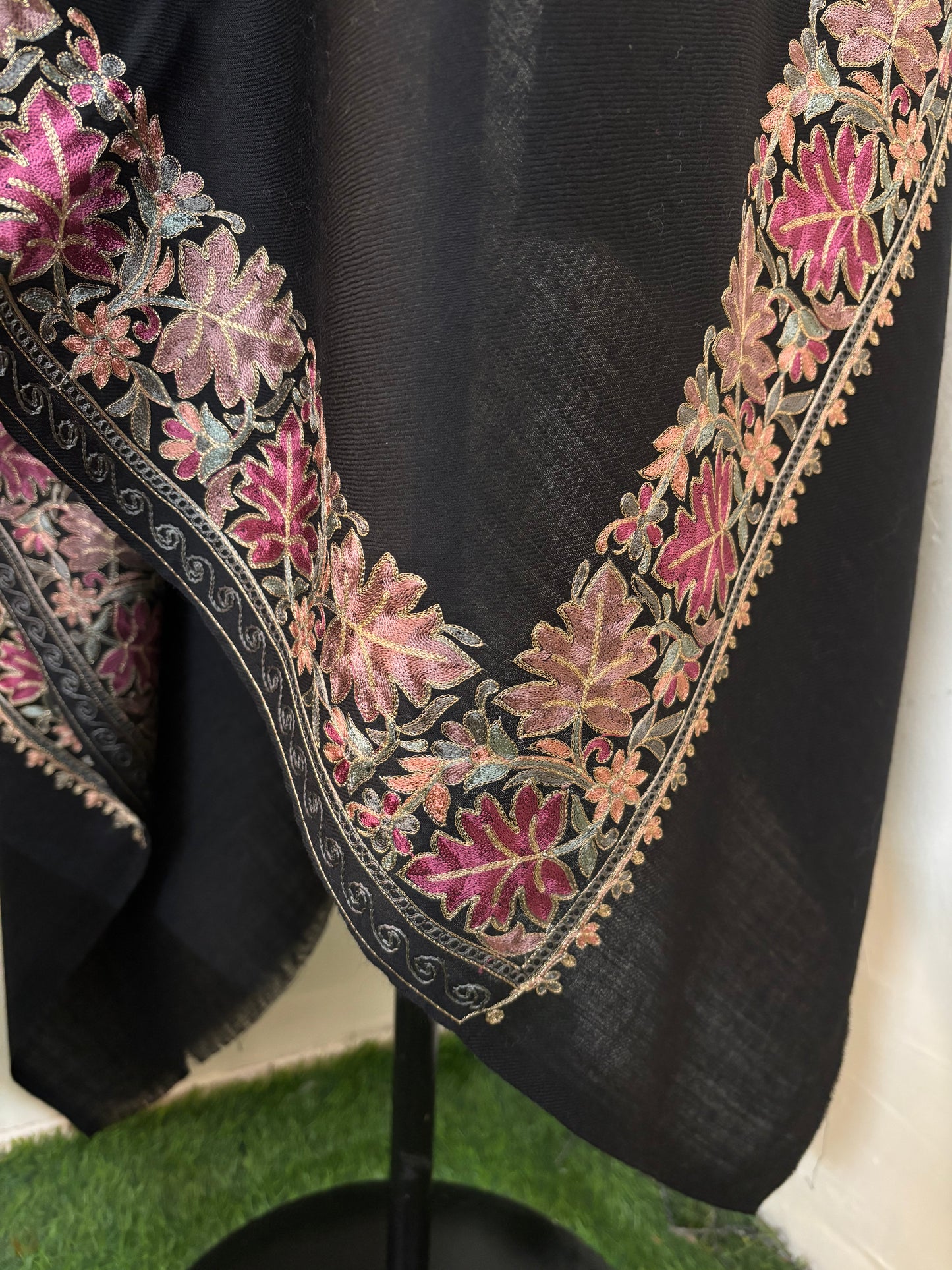 Black Chinaar Border Kashmiri Stole