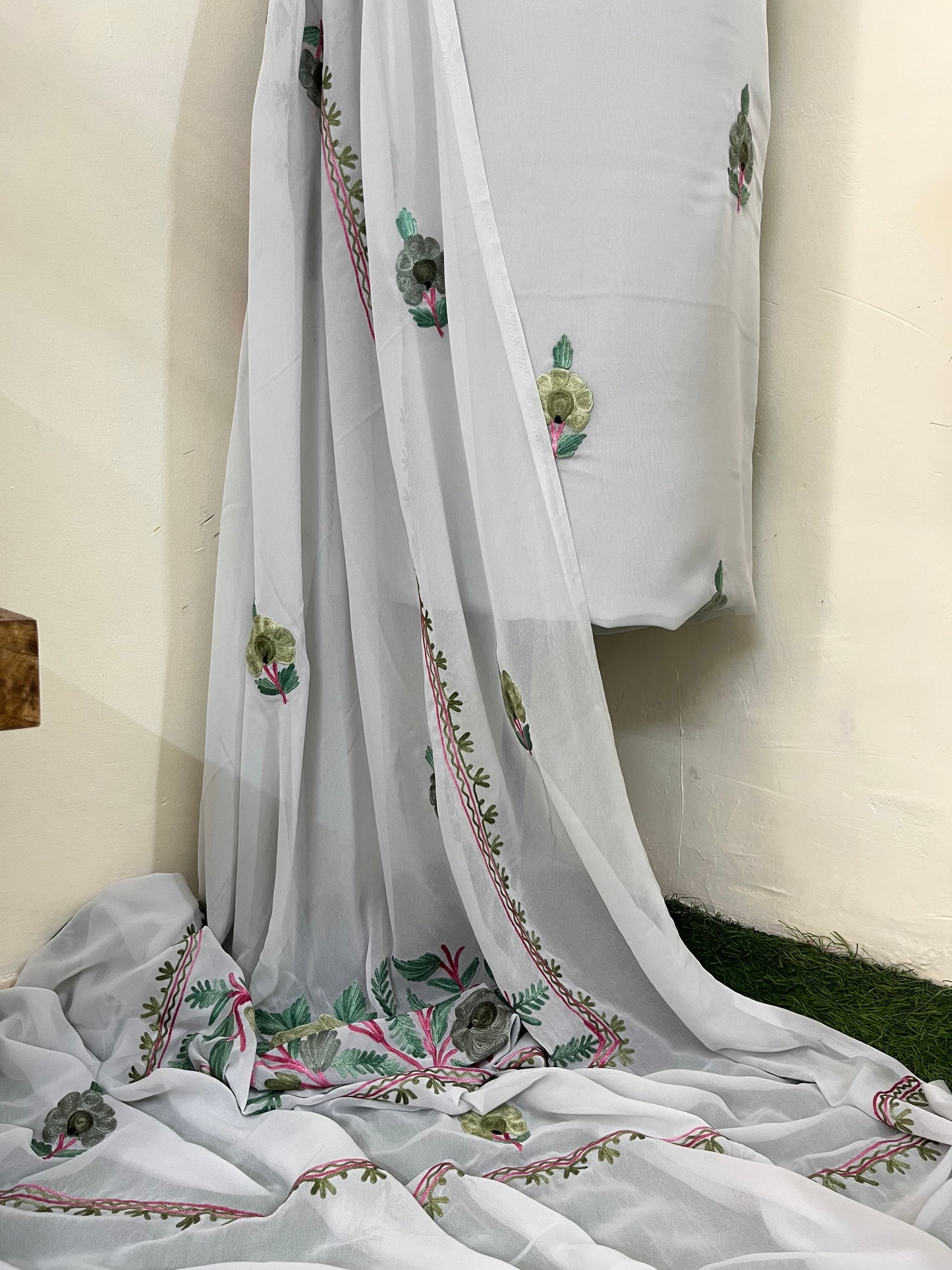 Georgette Off White 3 Pc Aari Embroidered Suit