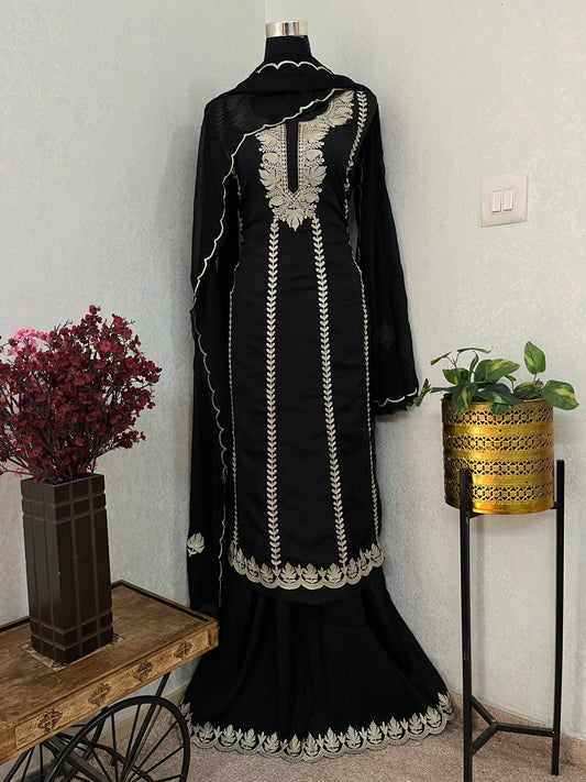 Black Sanamโ Silk Tilla Kashmiri Suit