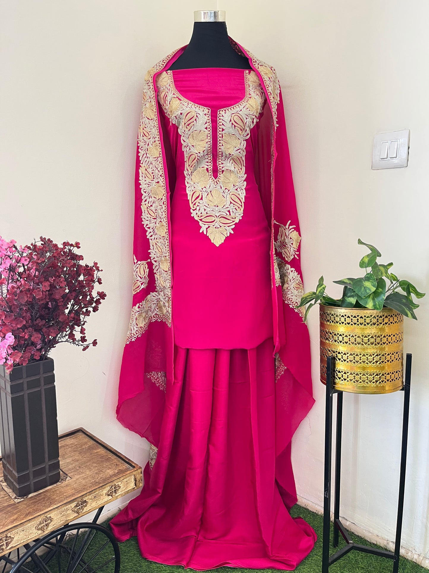 Hot pink Kalaa’Crape Kashmiri Suit