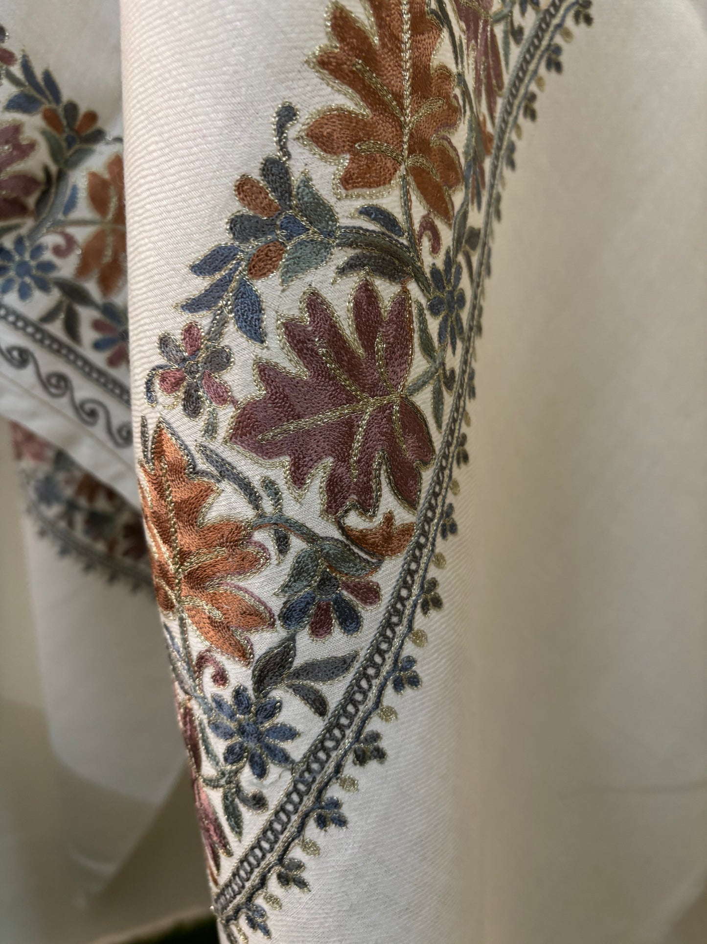 Cream Chinaar Border Kashmiri Stole