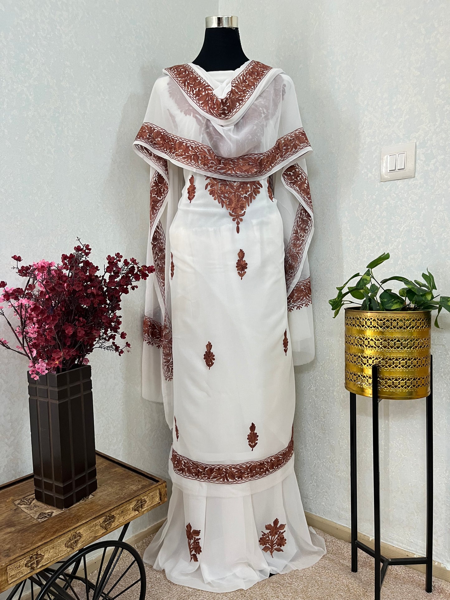 Off white Georgette 3pc Kashmiri Suit