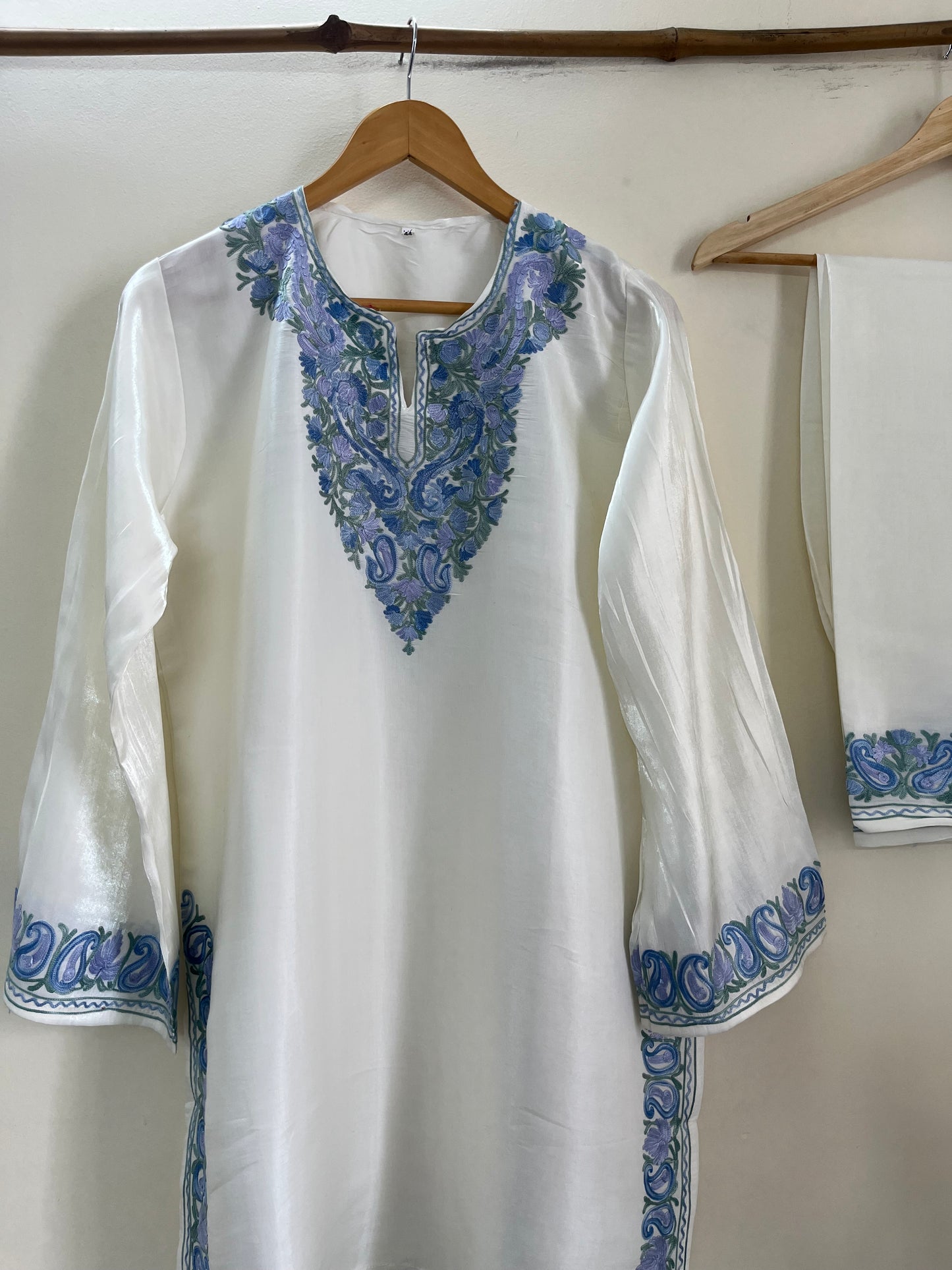 Off White Shimmer Silk Stitched Co-ord Set (Free Size / 45 inches)