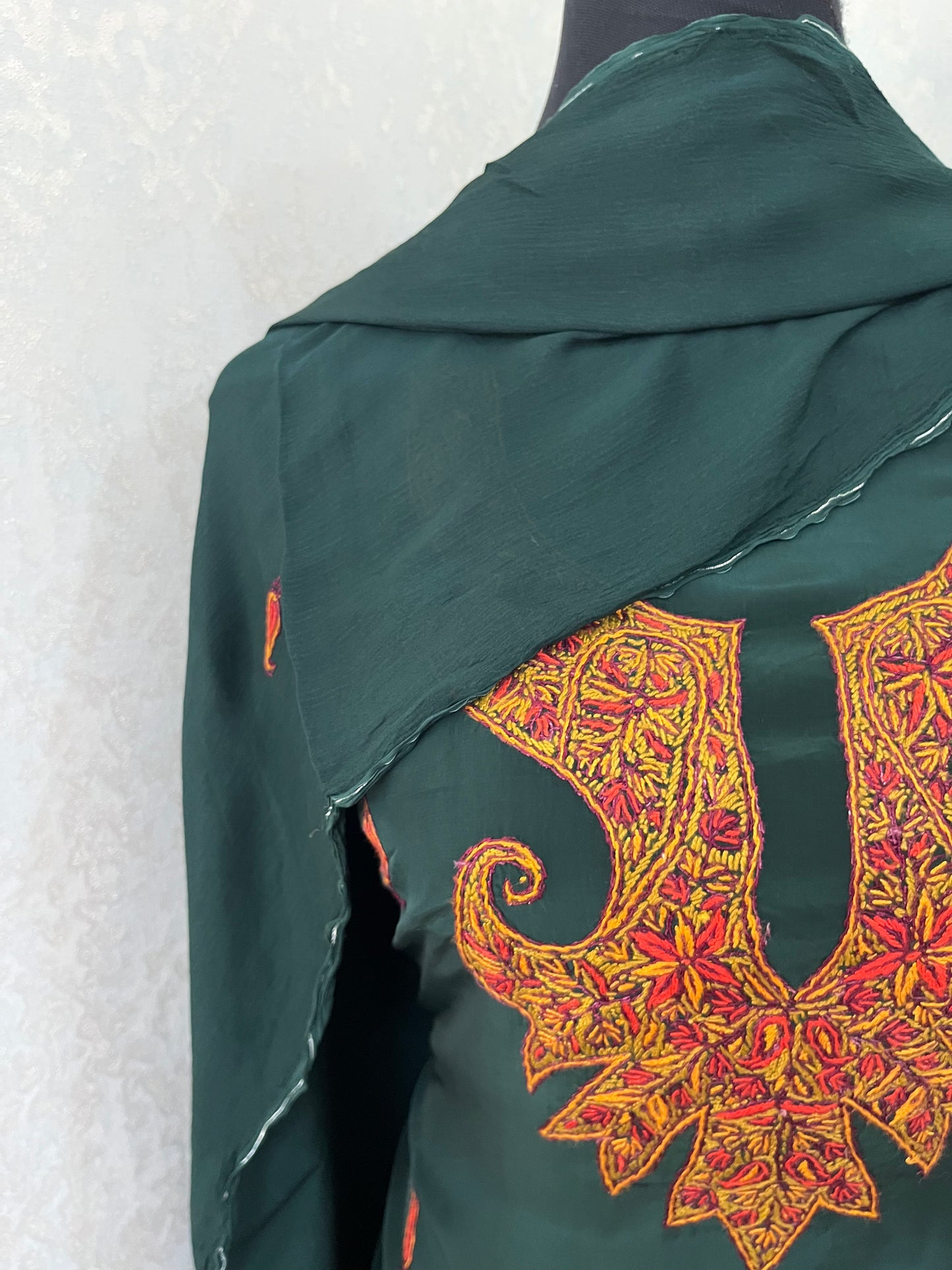 Green Kalaa’ Crape Sozni Kashmiri Suit