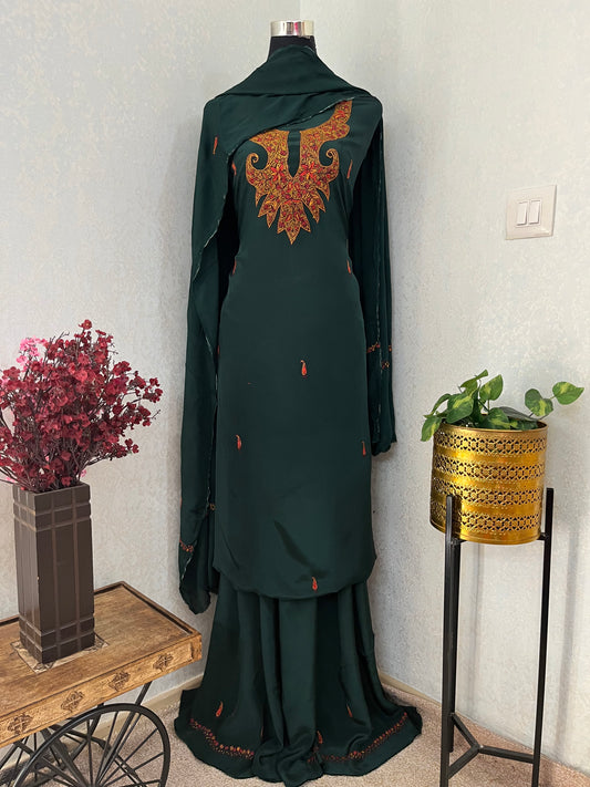 Green Kalaaโ Crape Sozni Kashmiri Suit