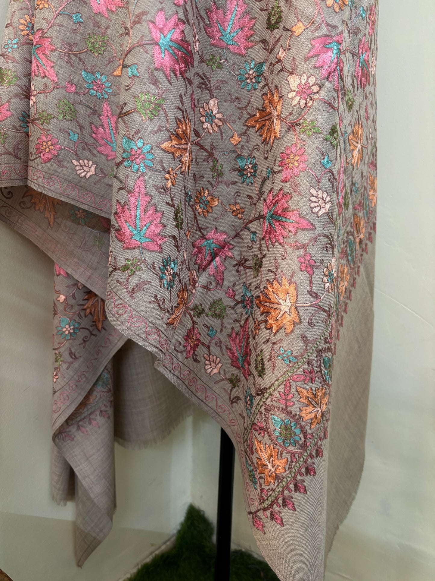 Beige Chinaar Jaal Kashmiri Semi Pashmina Stole