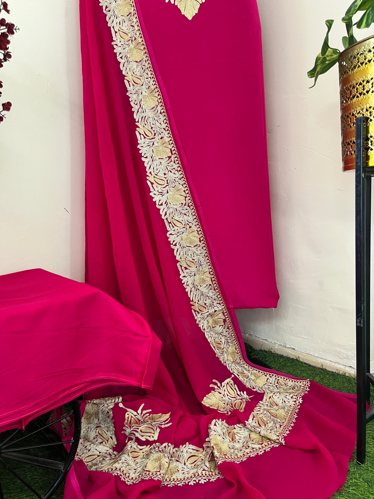 Hot pink Kalaa’Crape Kashmiri Suit