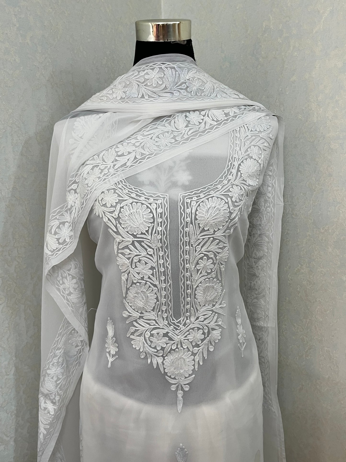 Off white  Georgette 3pc Kashmiri Suit