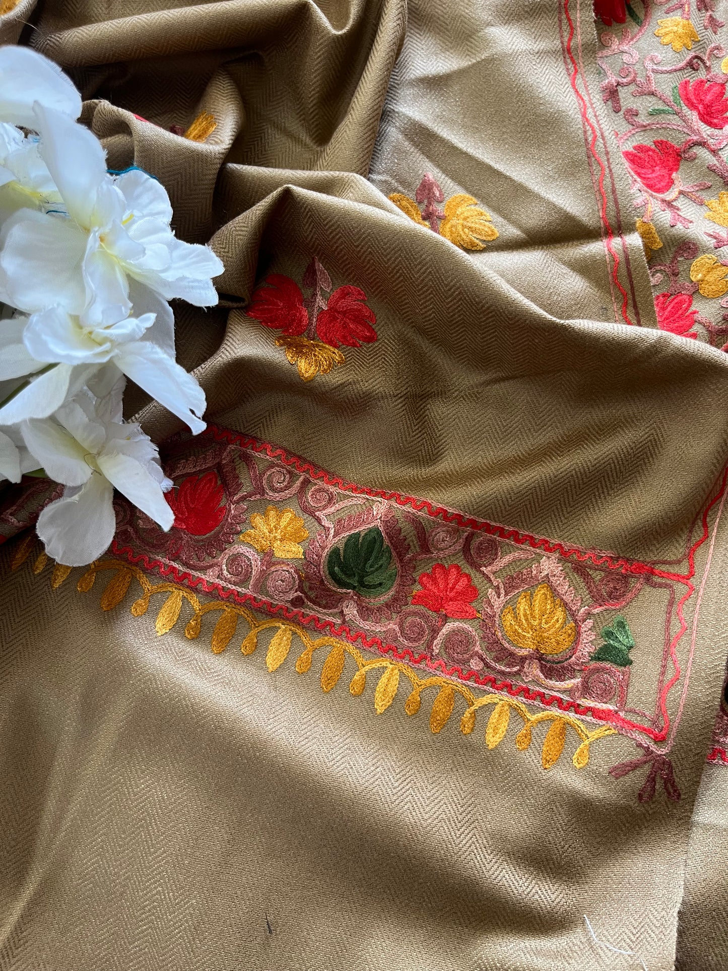 Beige Chinar Woollen Aari Embroidered 3pc Suit Stole