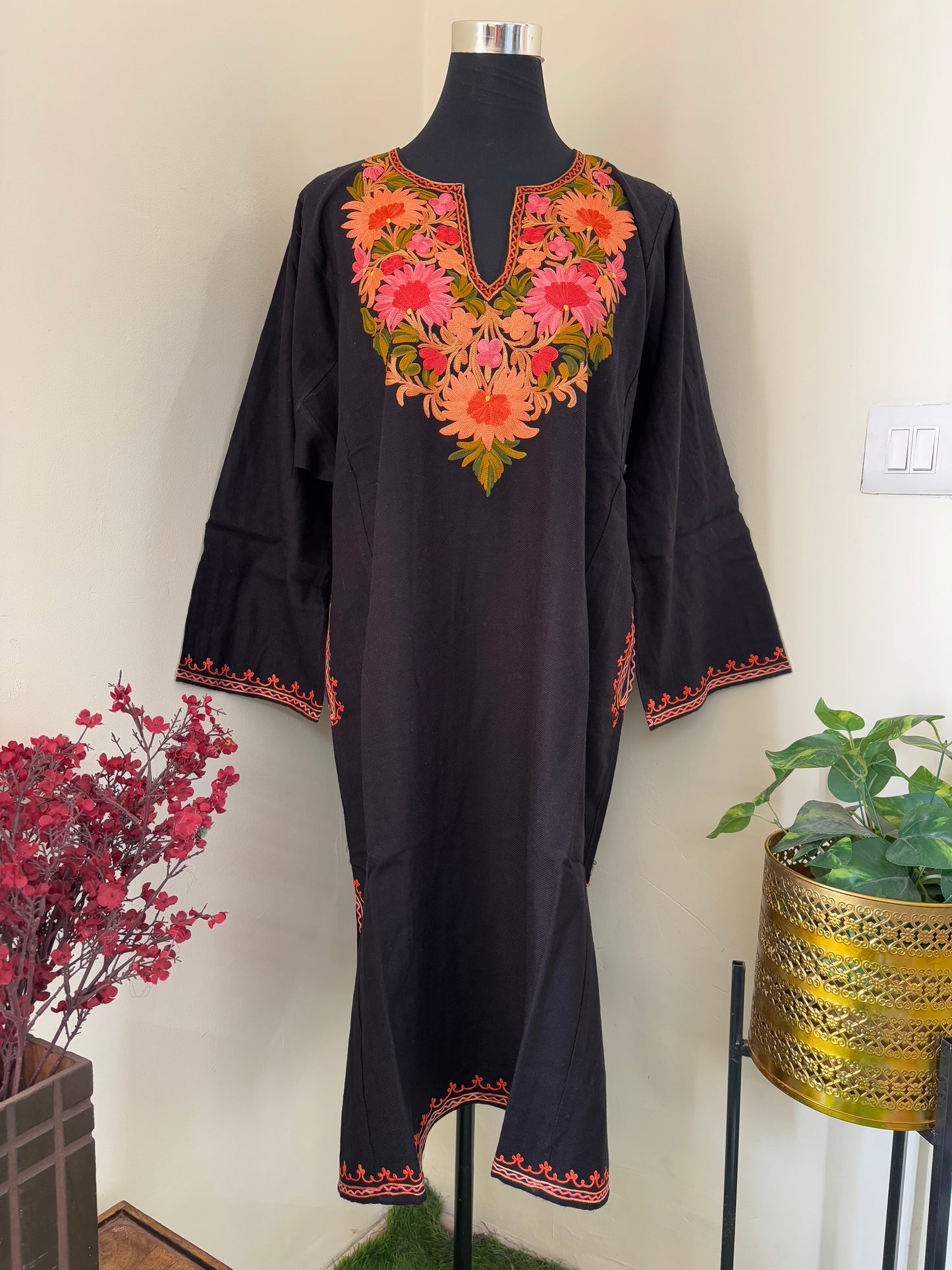 Black Aari Embroidered Wool Pheran