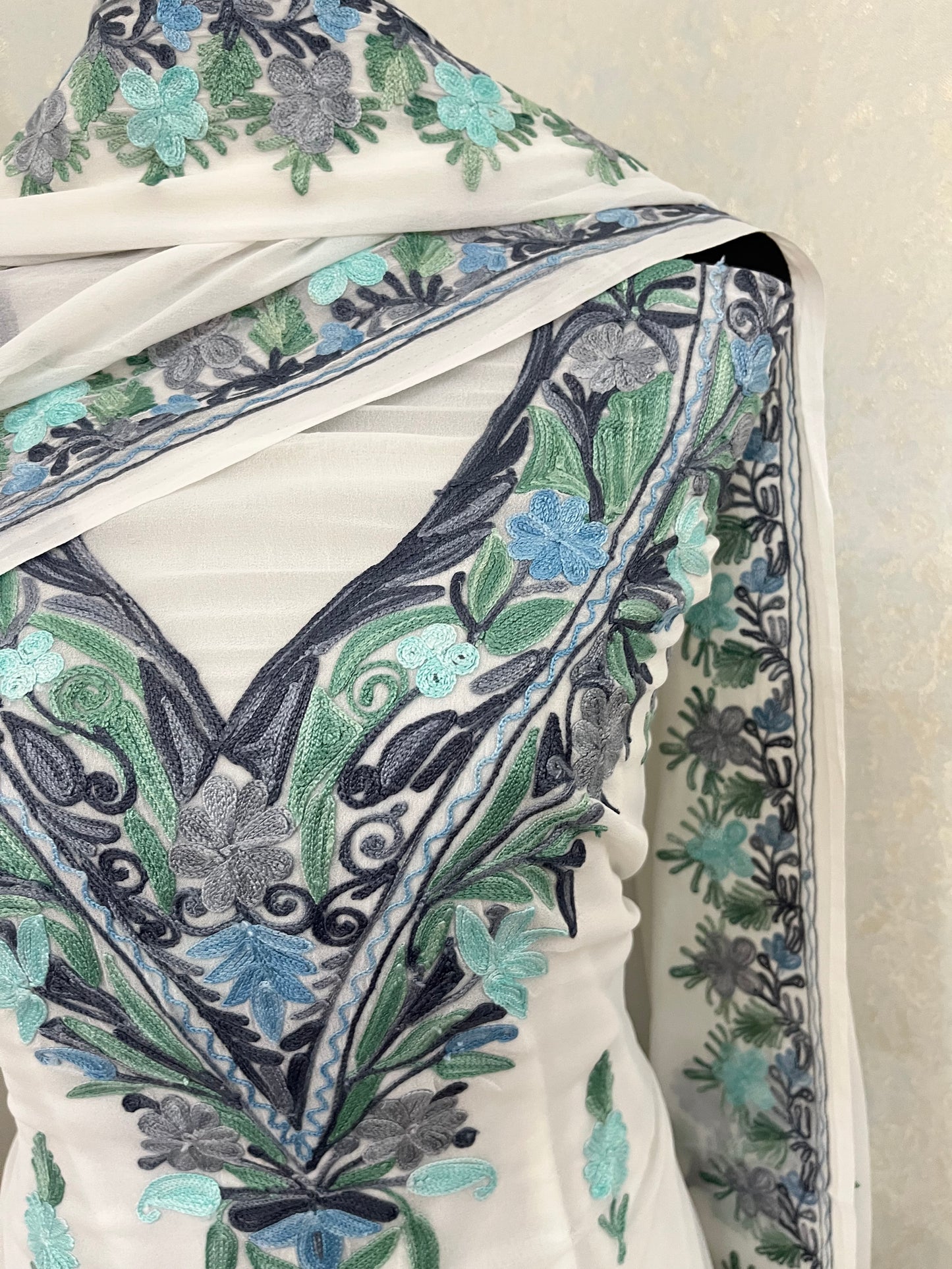 Off white  Georgette 3pc Kashmiri Suit