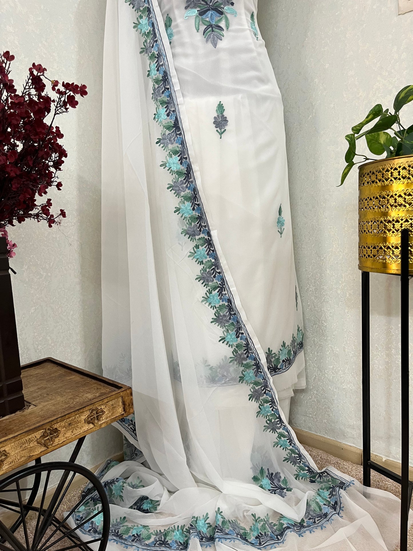 Off white  Georgette 3pc Kashmiri Suit