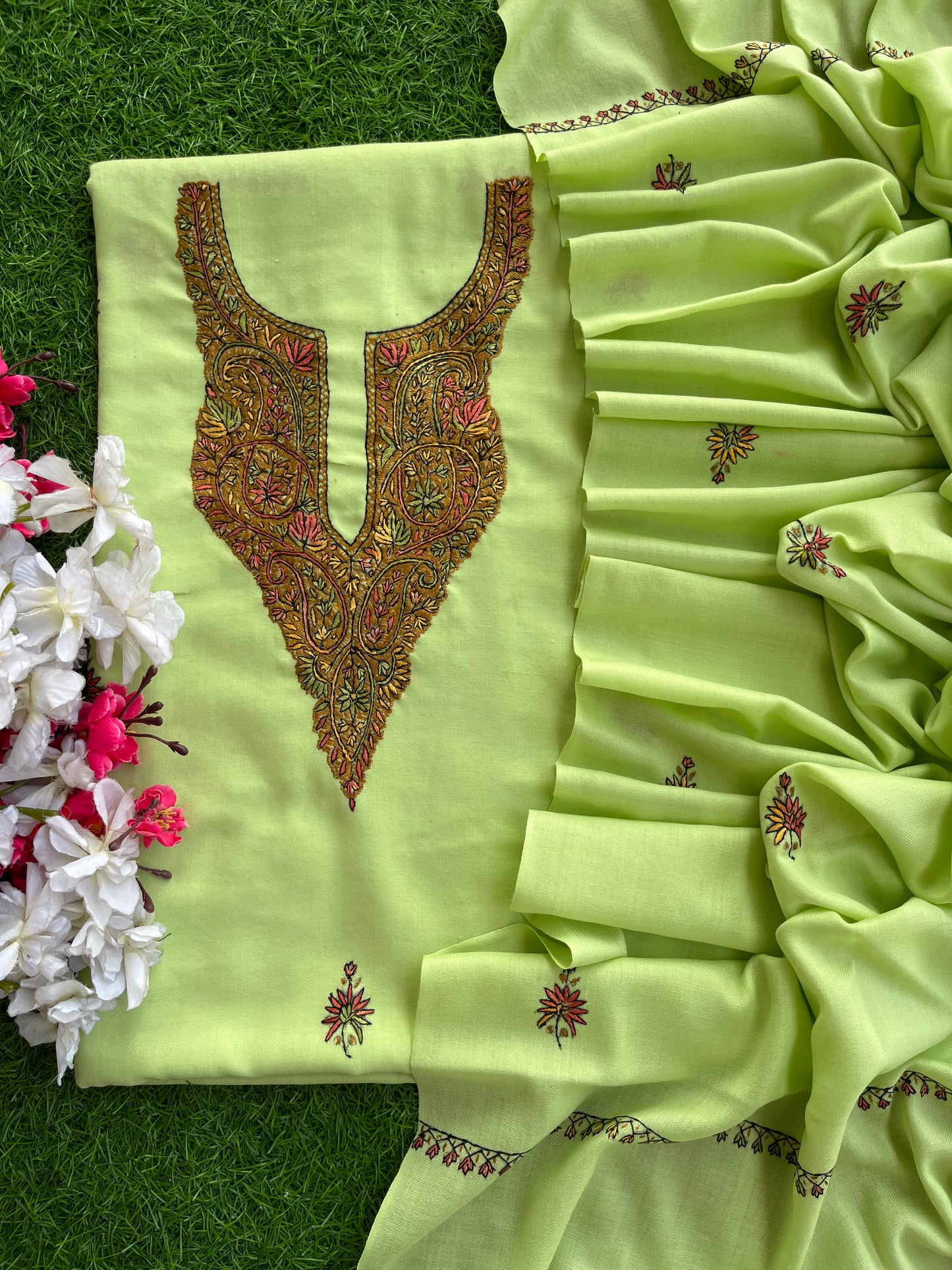 Pista Green Fine Wool Sozni Embroidered 3pc Suit Stole