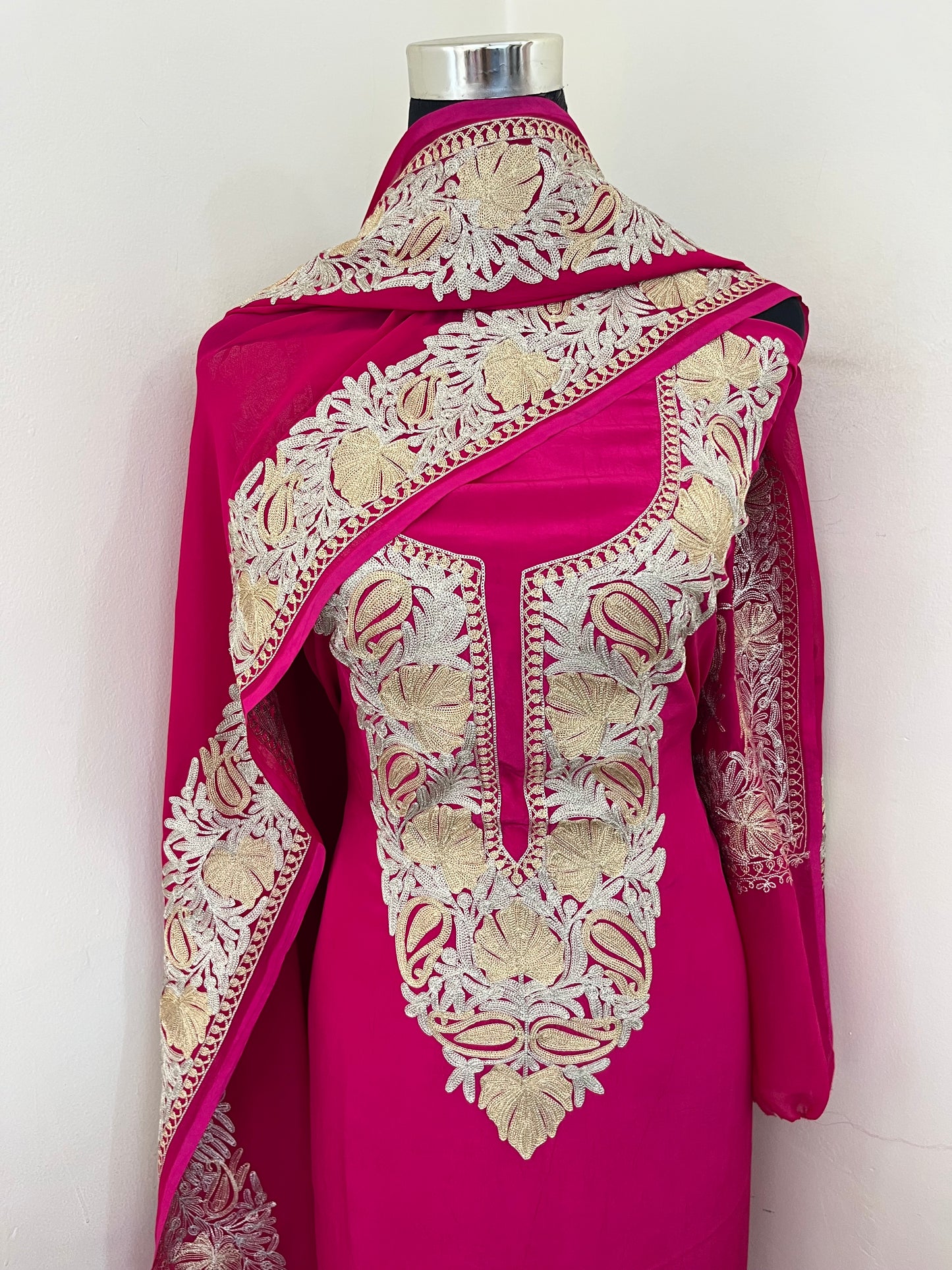 Hot pink Kalaa’Crape Kashmiri Suit