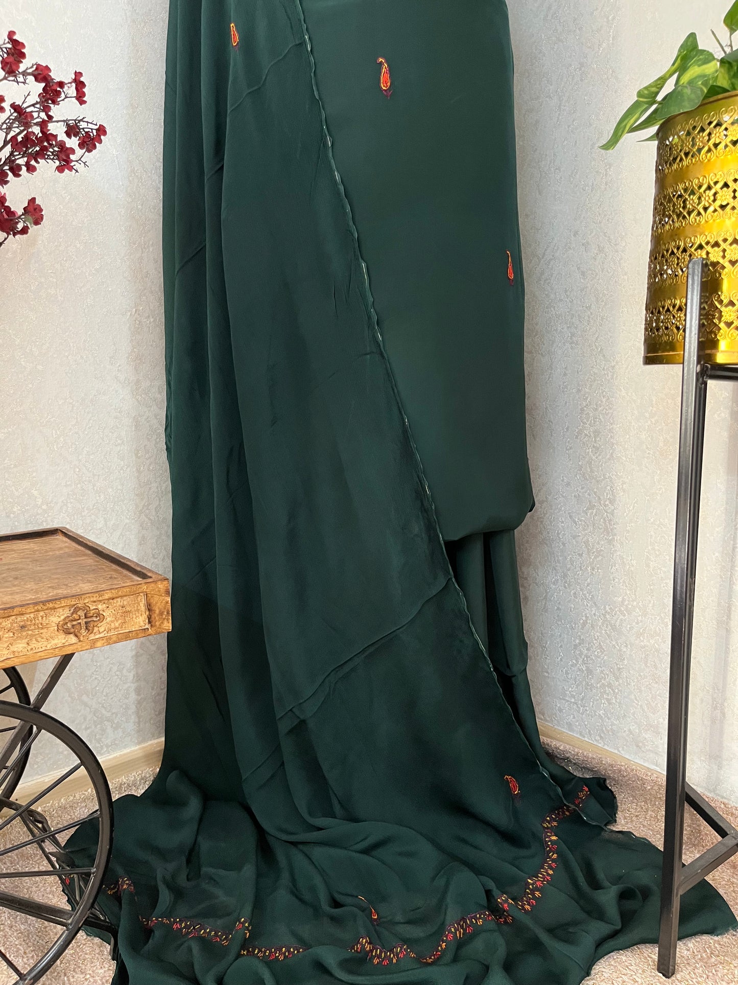 Green Kalaa’ Crape Sozni Kashmiri Suit